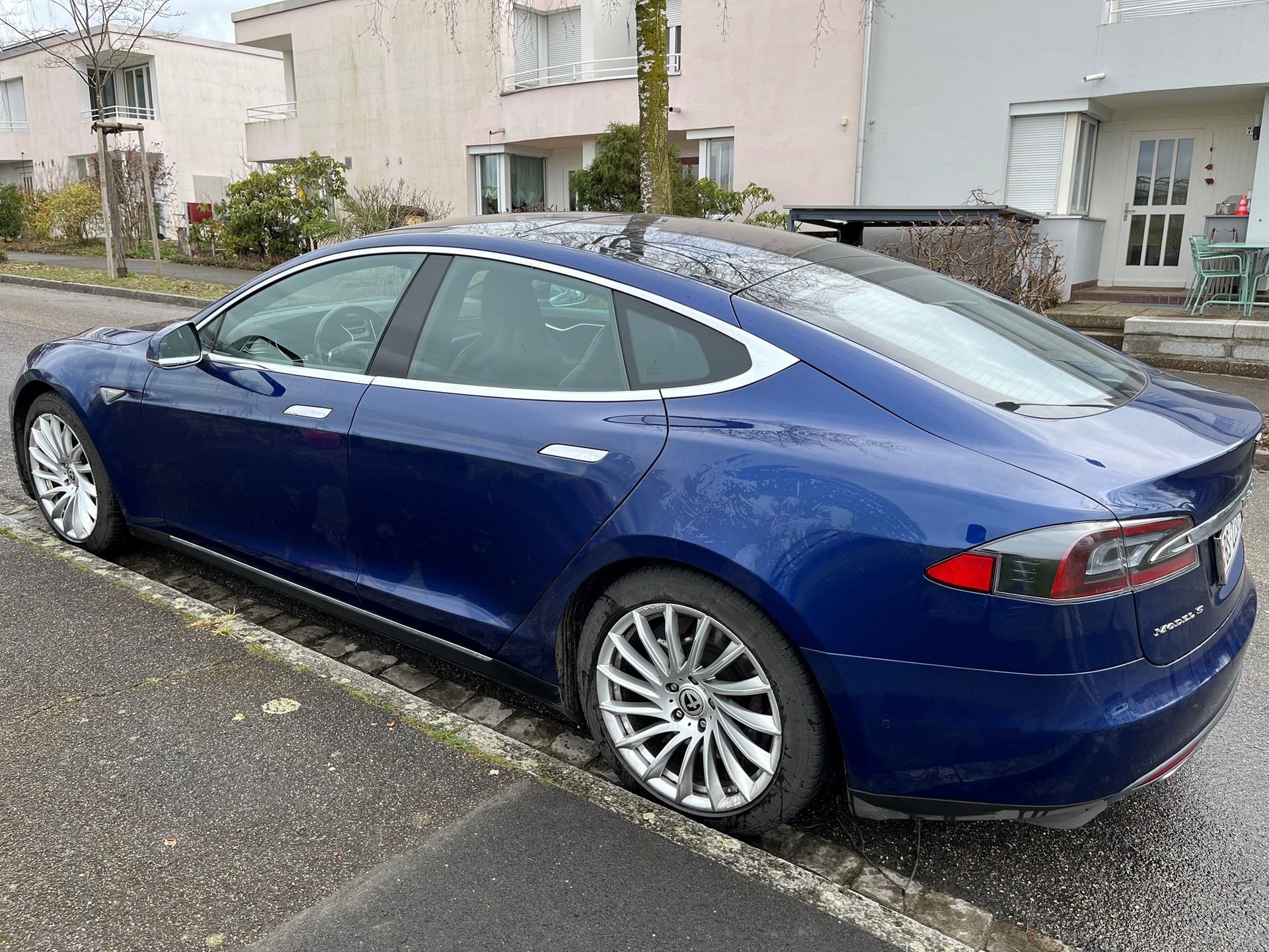 TESLA Model S 70 D-image-1