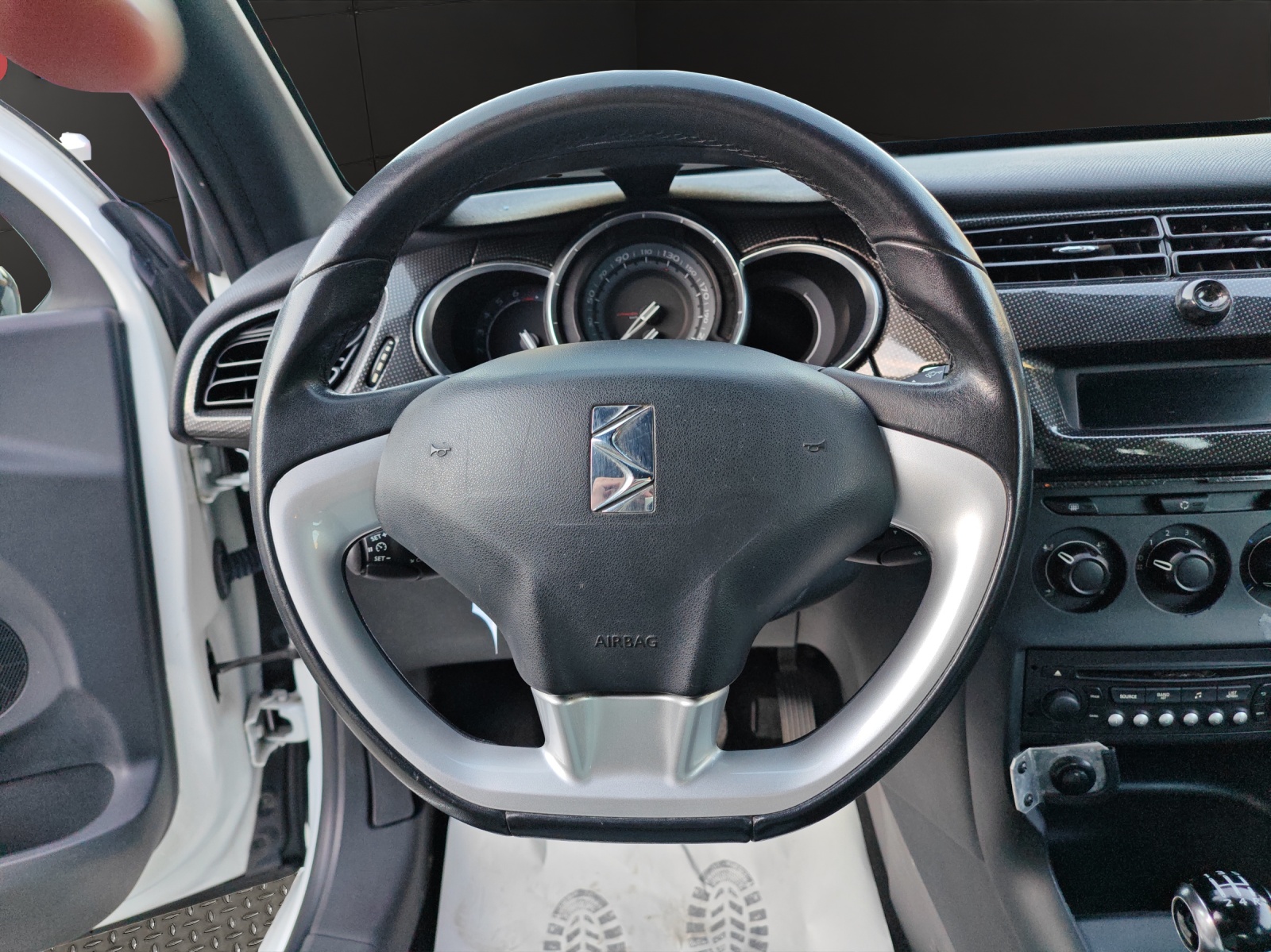 DS AUTOMOBILES DS3 1.2 VTi SO Chic-image-9