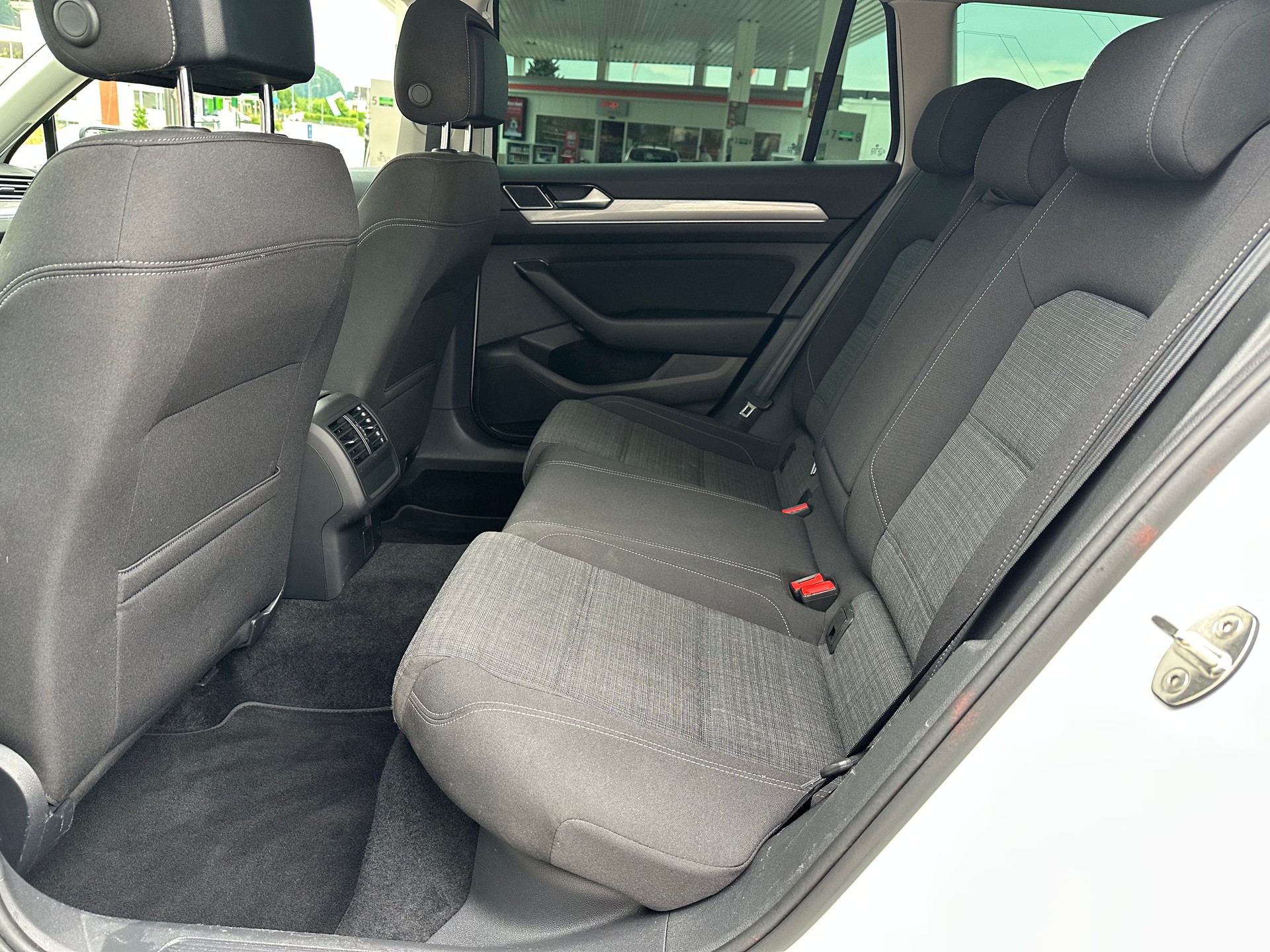 VW Passat 2.0 TDI BMT Business DSG-image-8