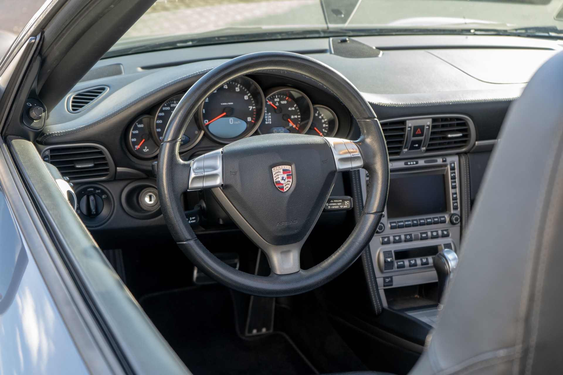 PORSCHE 911 Cabrio Carrera 4-image-10