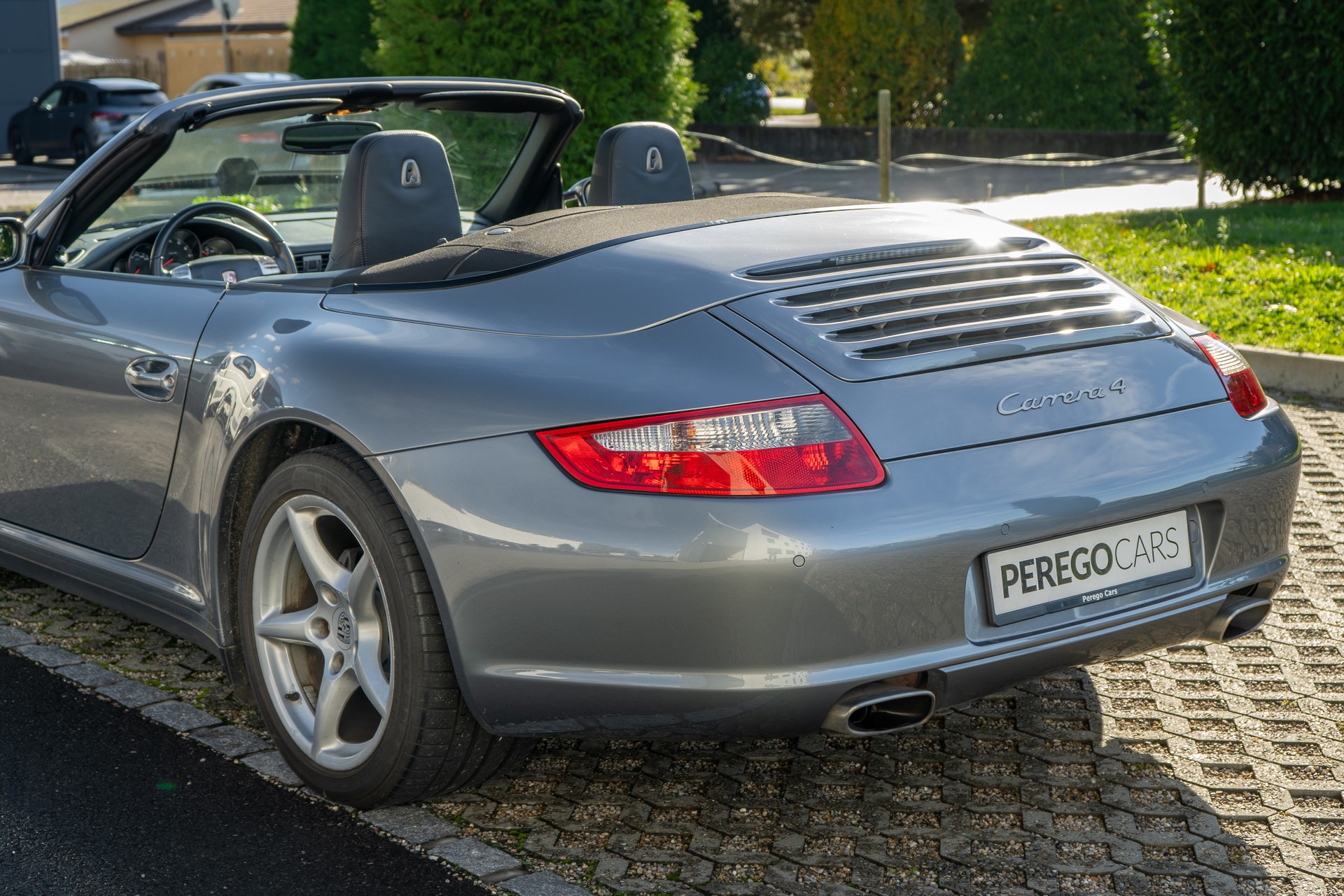 PORSCHE 911 Cabrio Carrera 4-image-7