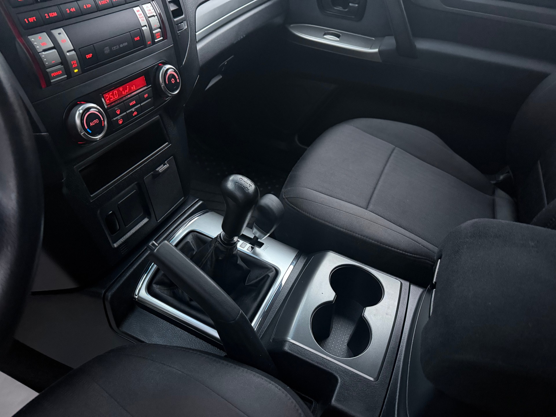 MITSUBISHI Pajero 3.2 DI-D Super Jubilé-image-15