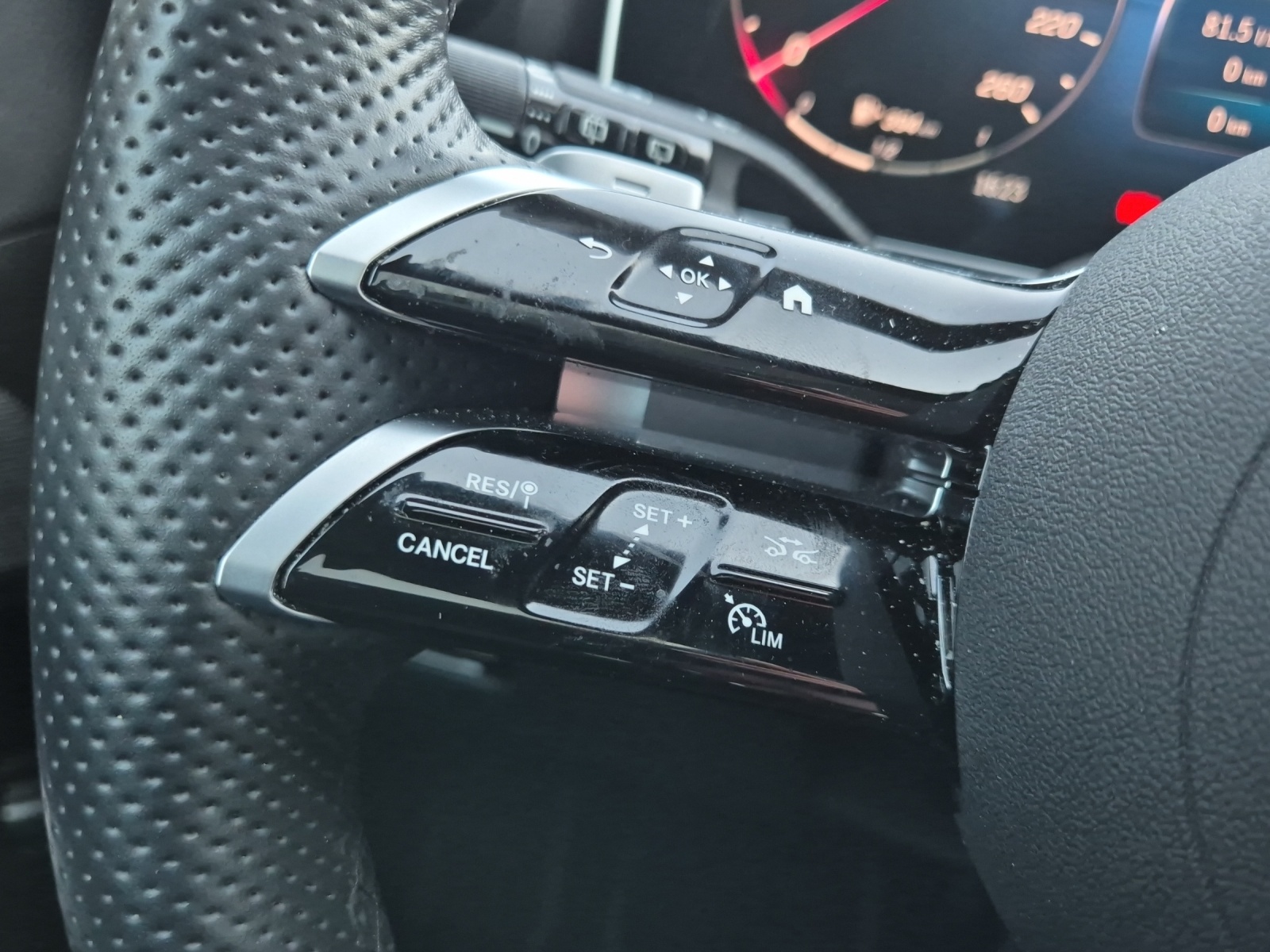 MERCEDES-BENZ C 200 d T AMG Line-image-20