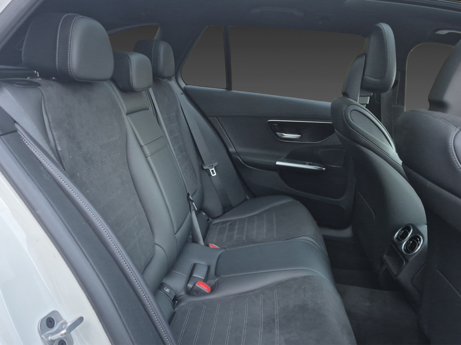 MERCEDES-BENZ C 200 d T AMG Line-image-25