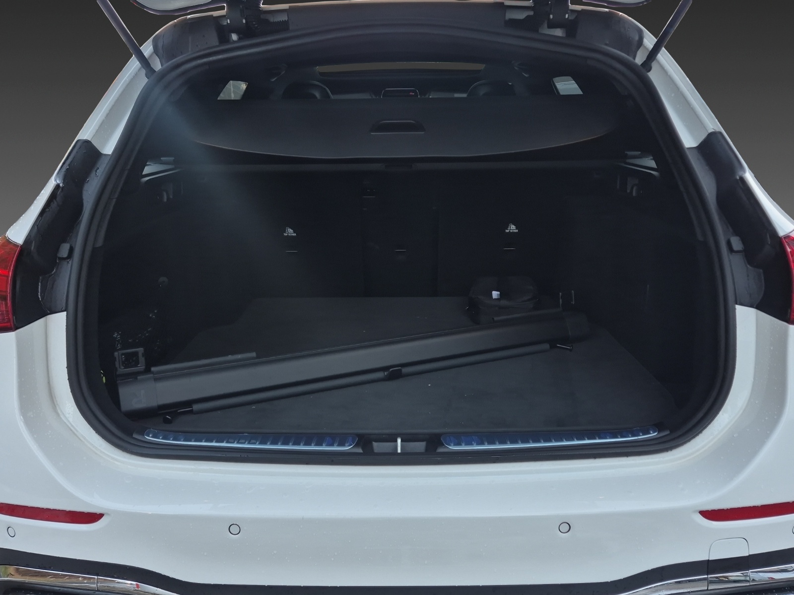 MERCEDES-BENZ C 200 d T AMG Line-image-4