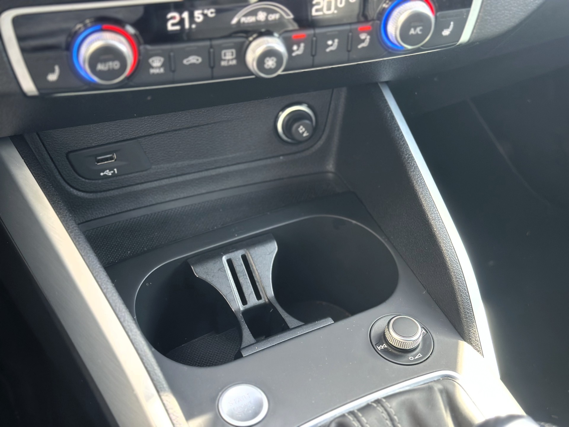 AUDI Q2 35 TFSI Sport * Crochet d'attelage * Caméra *-image-9