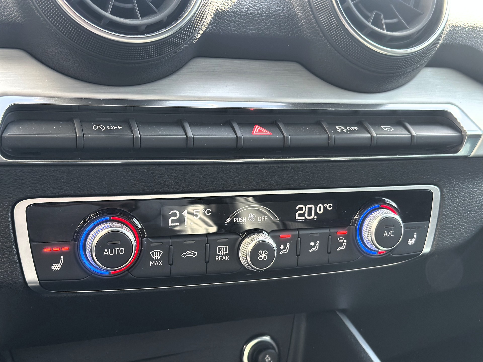 AUDI Q2 35 TFSI Sport * Crochet d'attelage * Caméra *-image-10