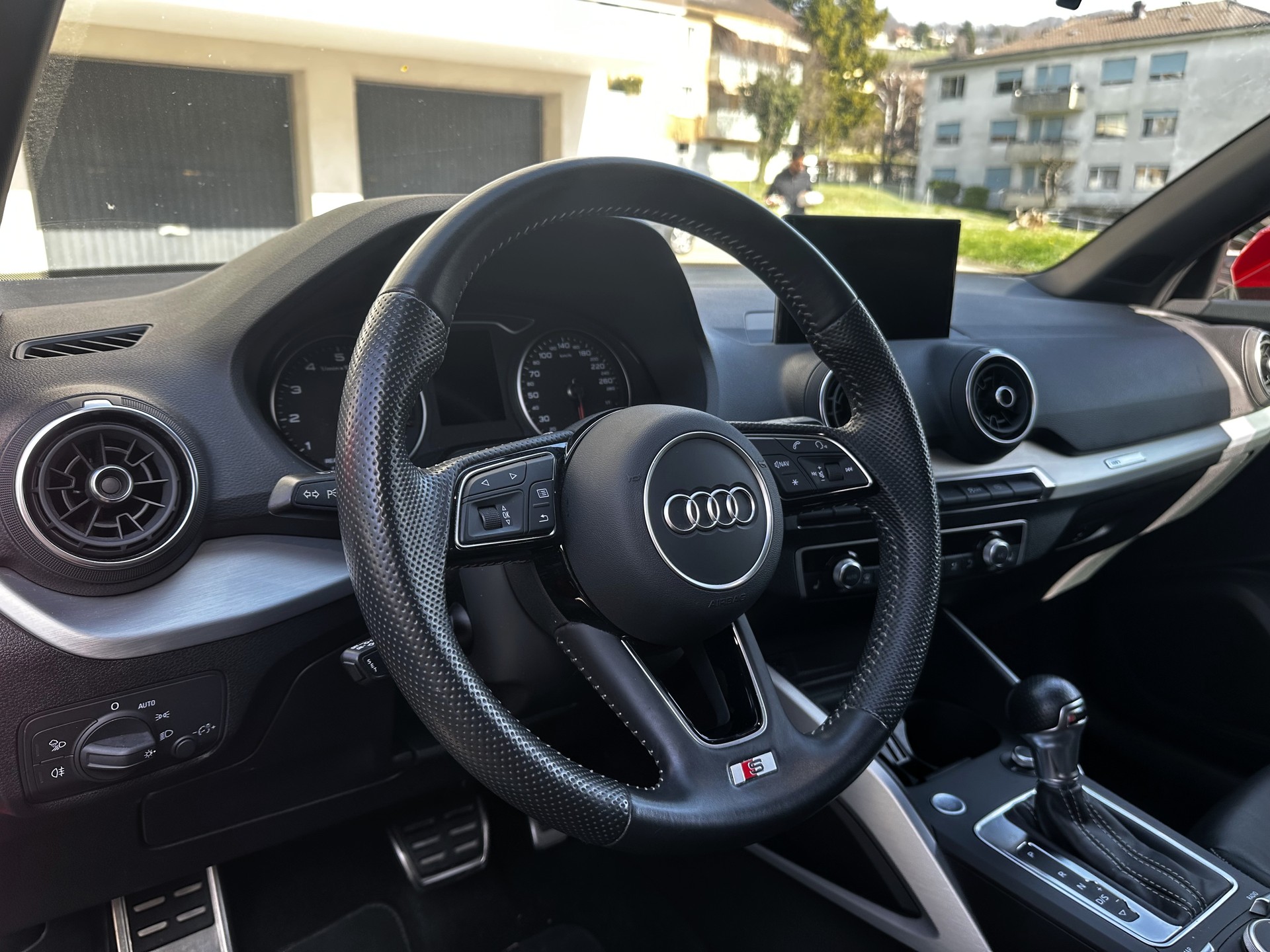 AUDI Q2 35 TFSI Sport * Crochet d'attelage * Caméra *-image-7