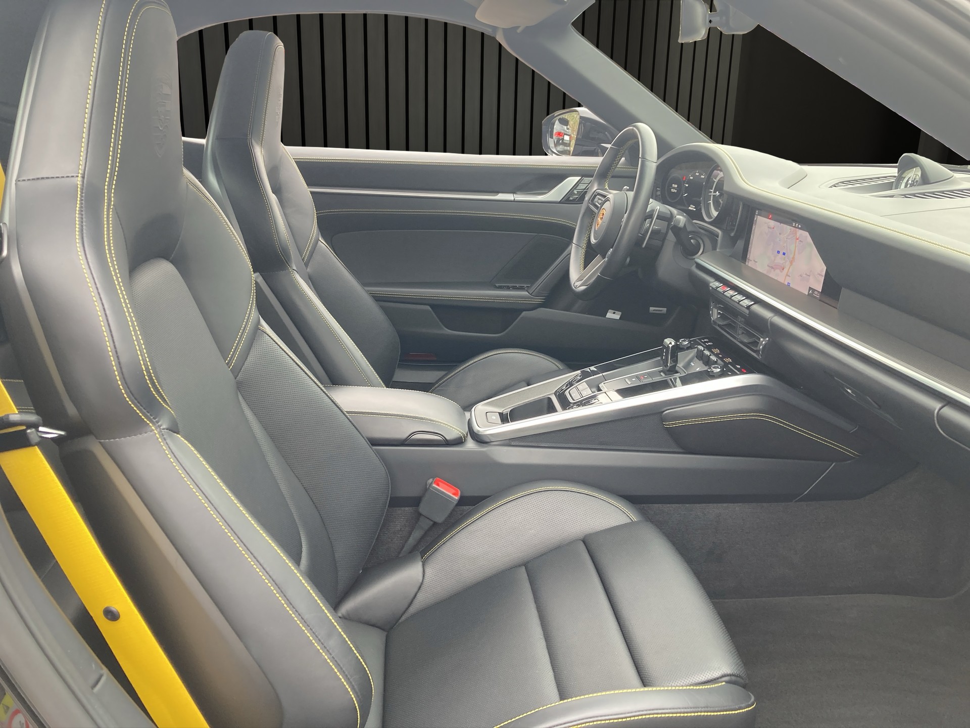 PORSCHE 911 Cabriolet-image-18