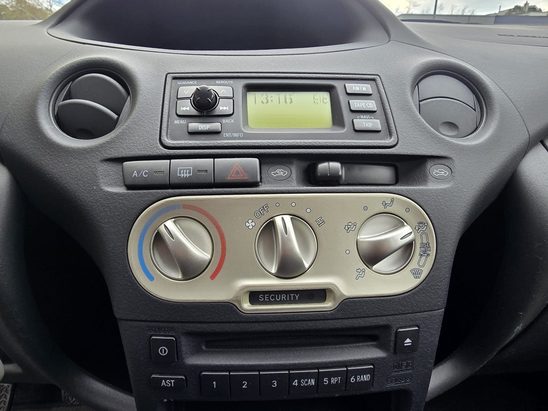 TOYOTA Yaris 1.3 Linea Sol-image-10