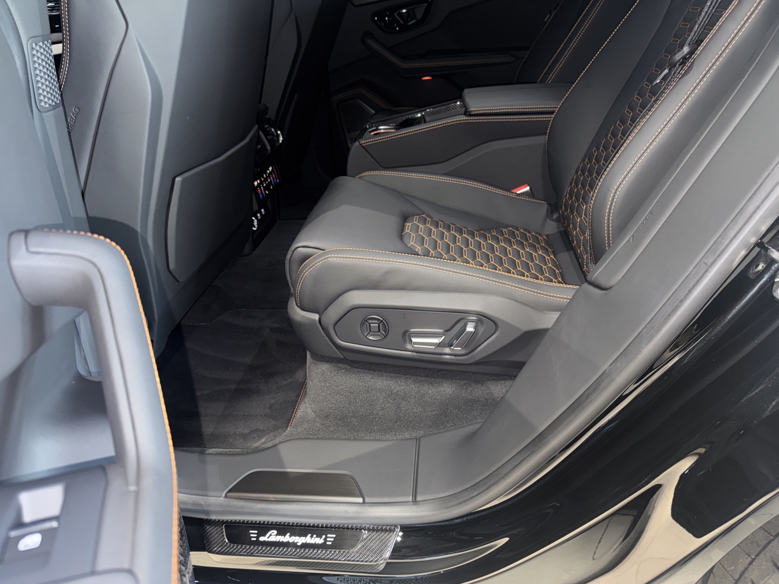 LAMBORGHINI Urus S-image-17