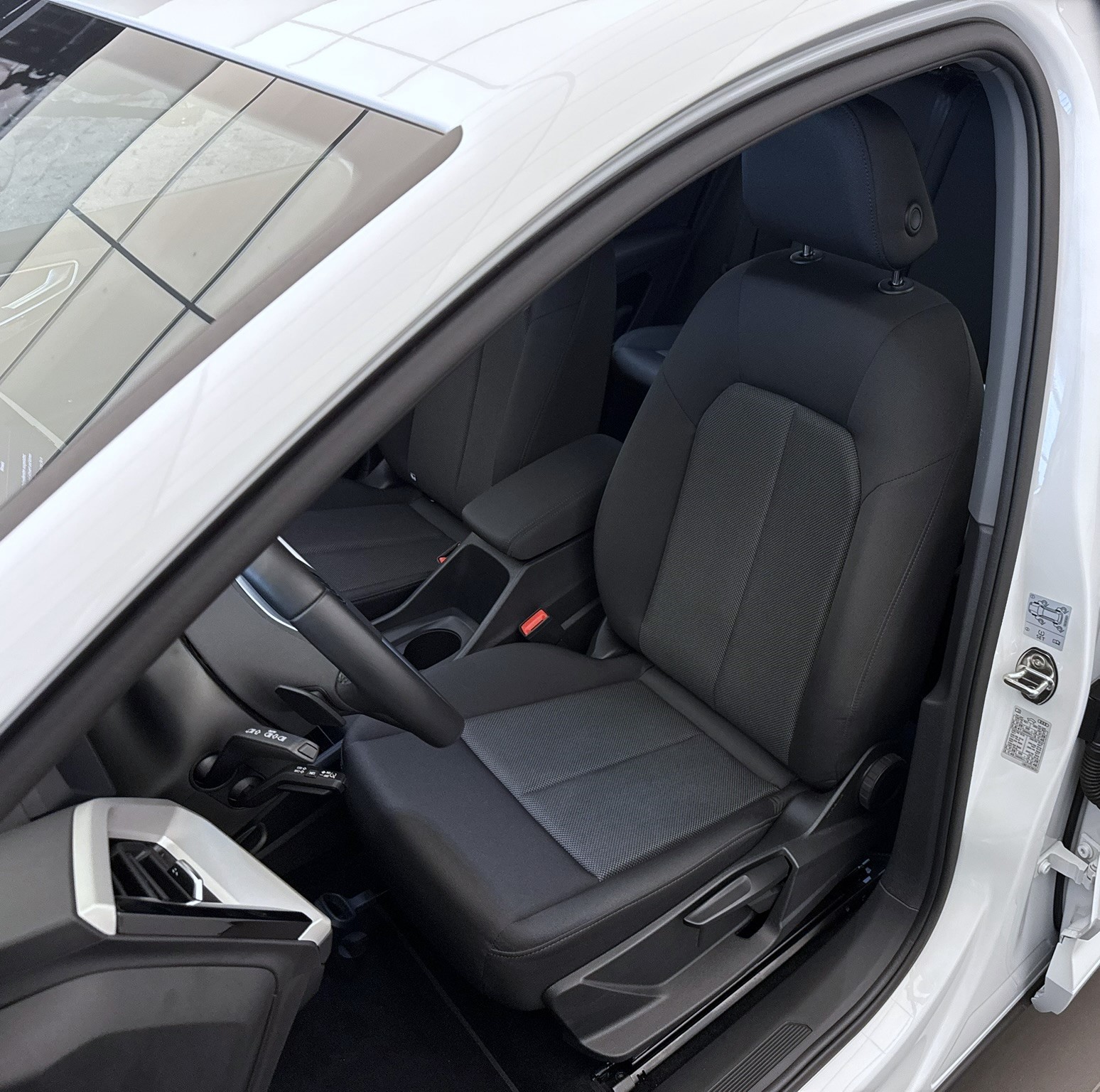 AUDI Q4 e-tron 45 quattro-image-4
