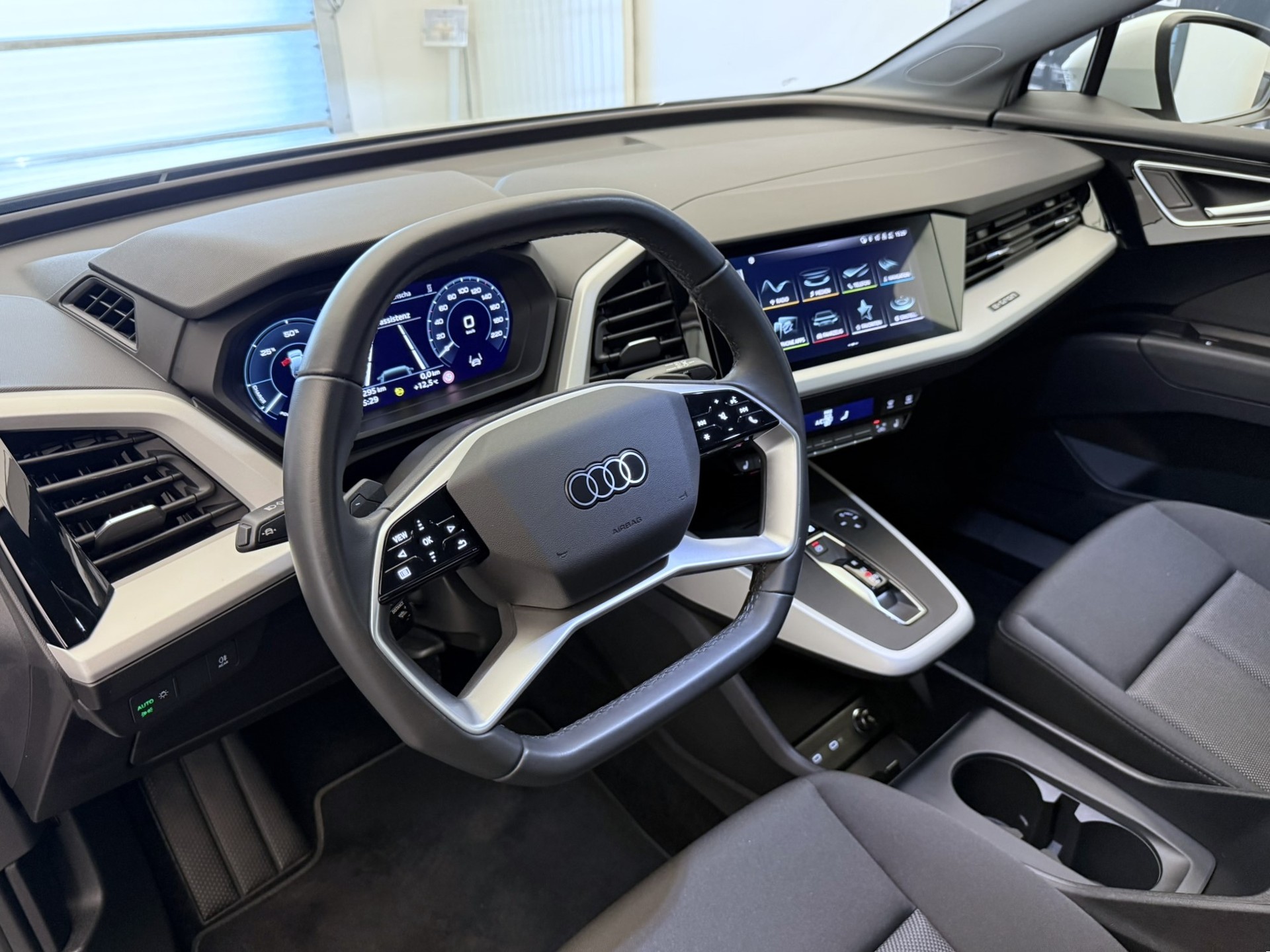AUDI Q4 e-tron 45 quattro-image-5
