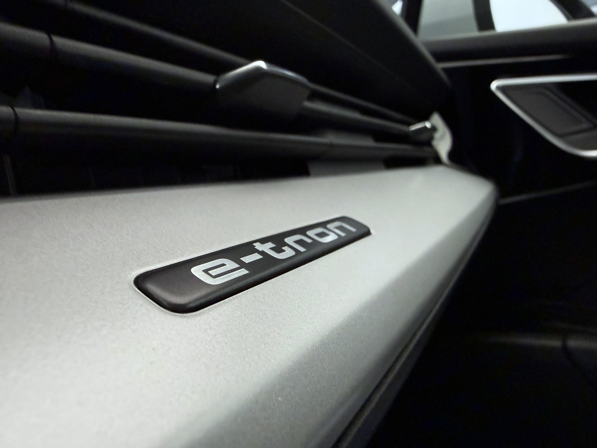 AUDI Q4 e-tron 45 quattro-image-16