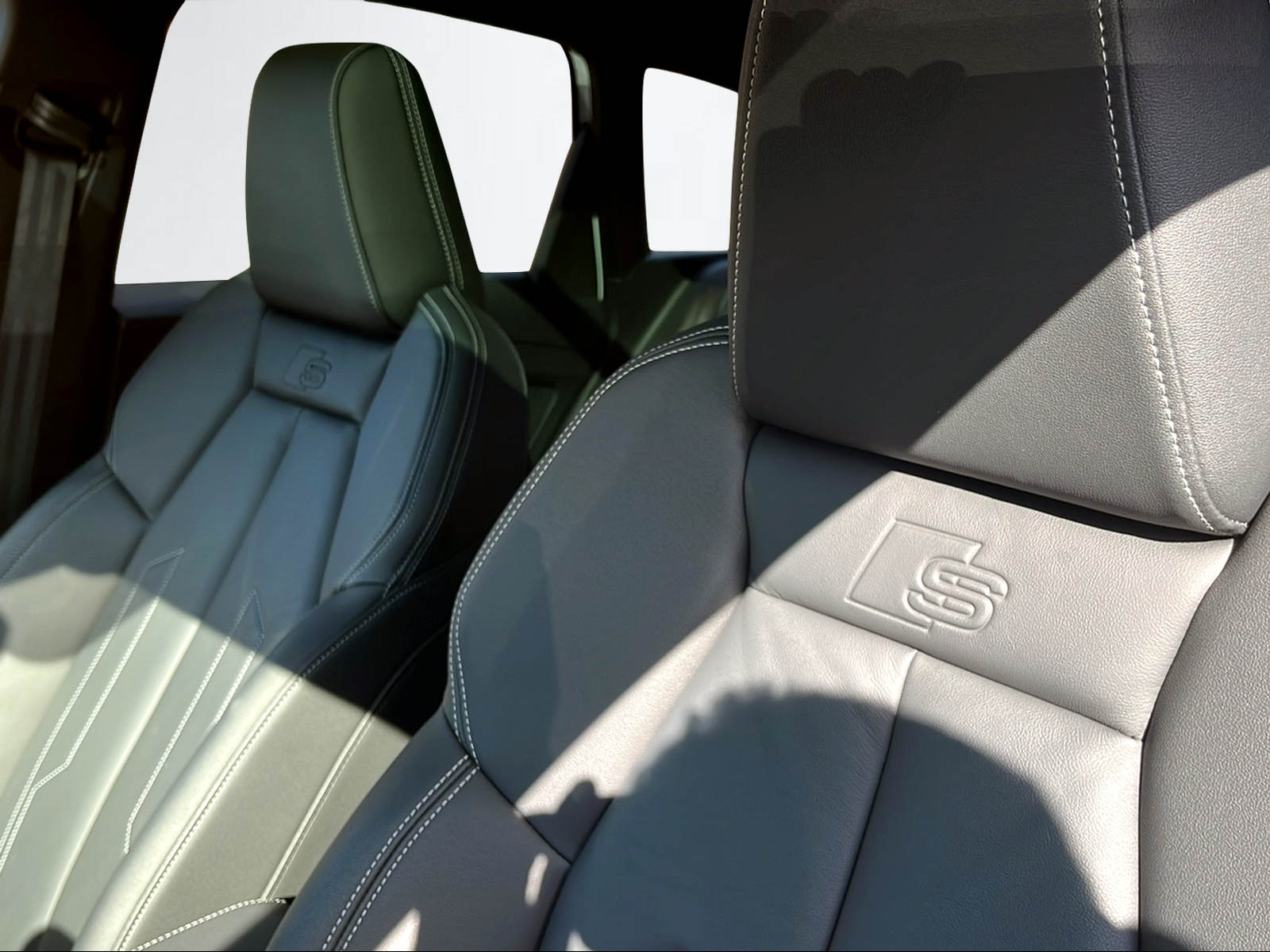 AUDI Q4 e-tron 50 quattro-image-12