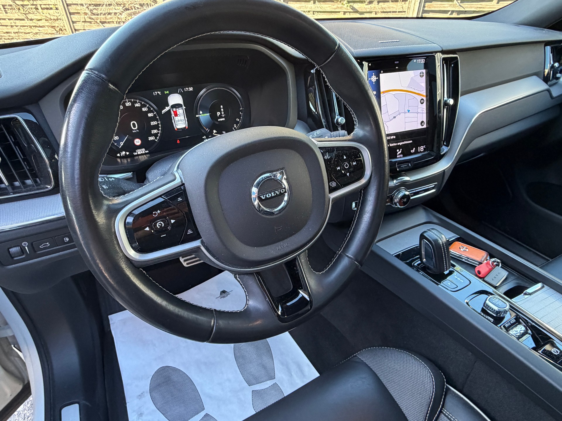 VOLVO XC60 T8 eAWD R-Design Geartronic-showroom-element-1