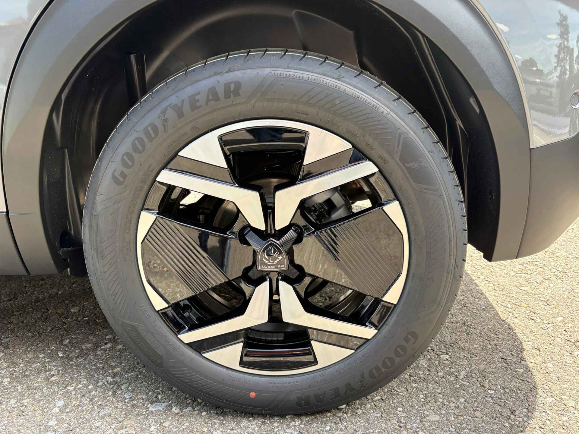 PEUGEOT 2008 1.2 145 MHEV GT CH-FZ-image-9