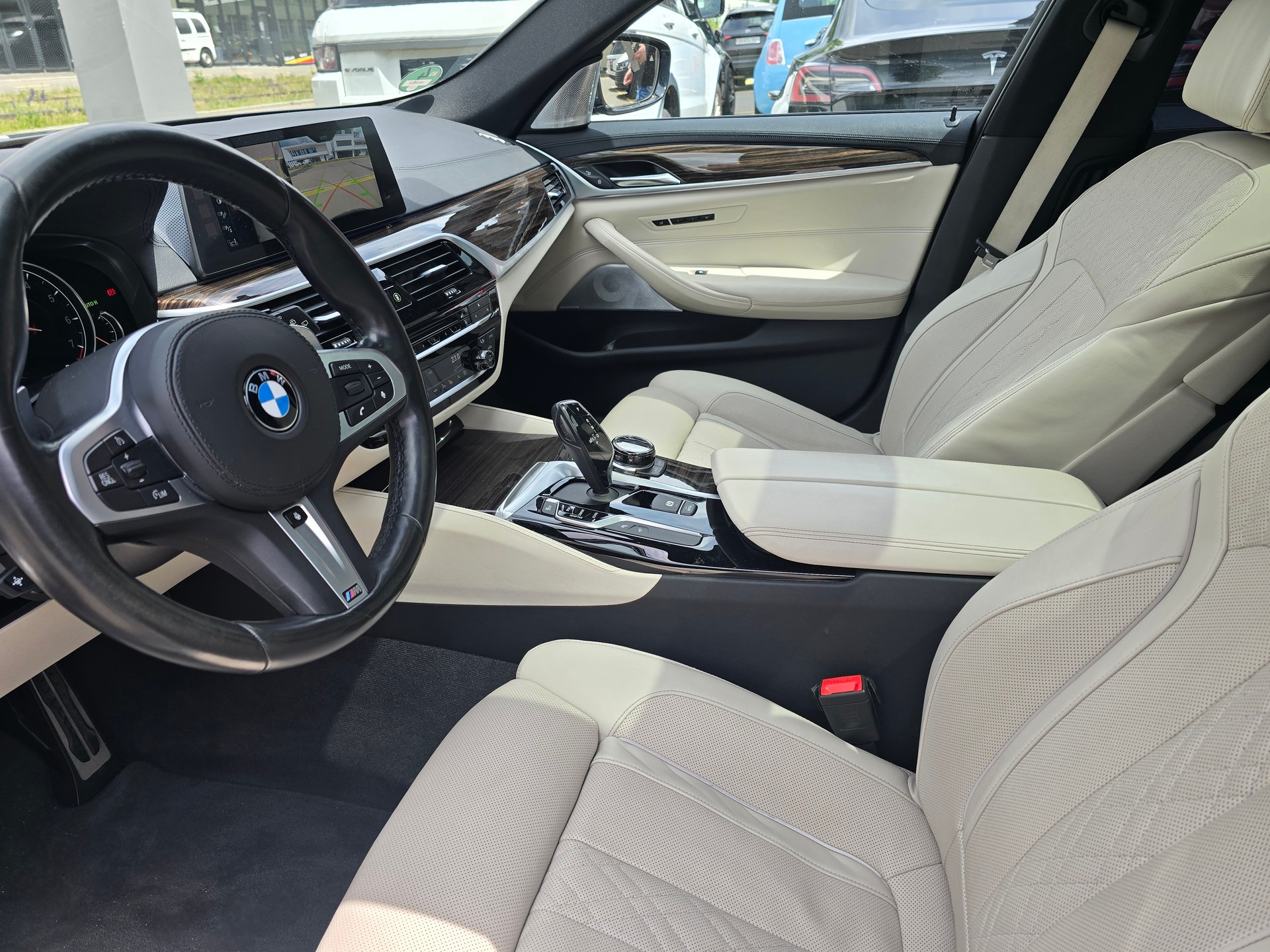 BMW 540i xDrive Touring M-Sport Steptronic-image-13