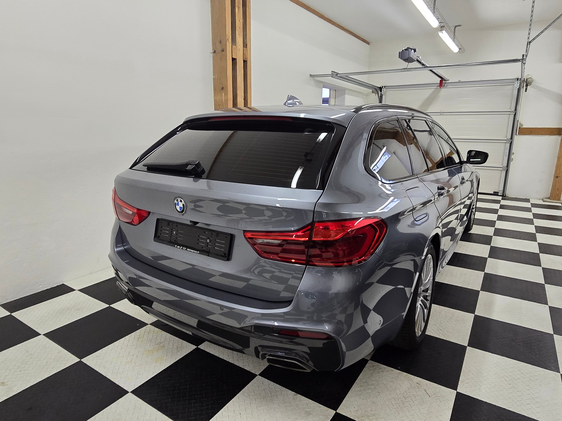 BMW 540i xDrive Touring M-Sport Steptronic-image-6
