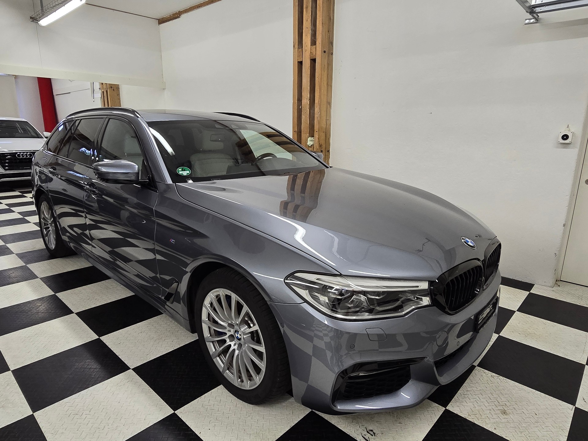 BMW 540i xDrive Touring M-Sport Steptronic-image-3