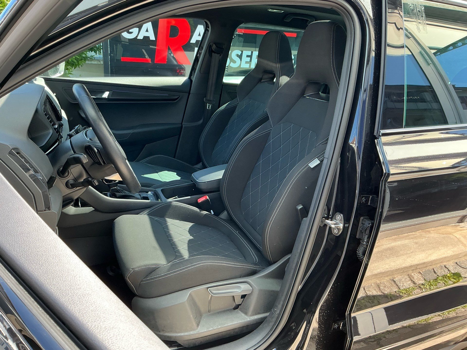 SKODA Karoq Sportline 4x4 *** PANORAMADACH & VIELES MEHR !!! ***-image-7