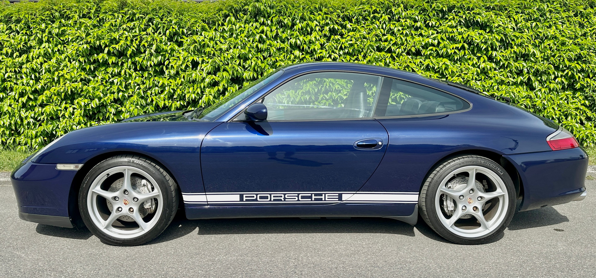 PORSCHE 911 Carrera 4-image-1