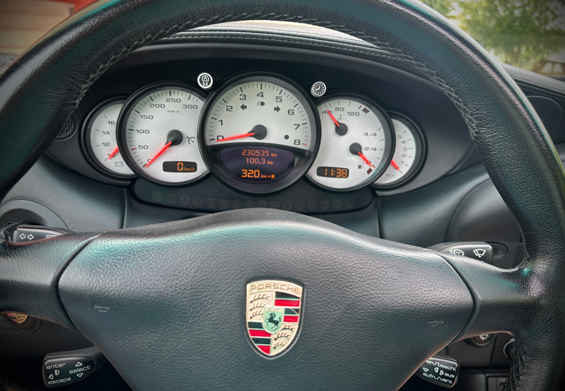PORSCHE 911 Carrera 4-image-9