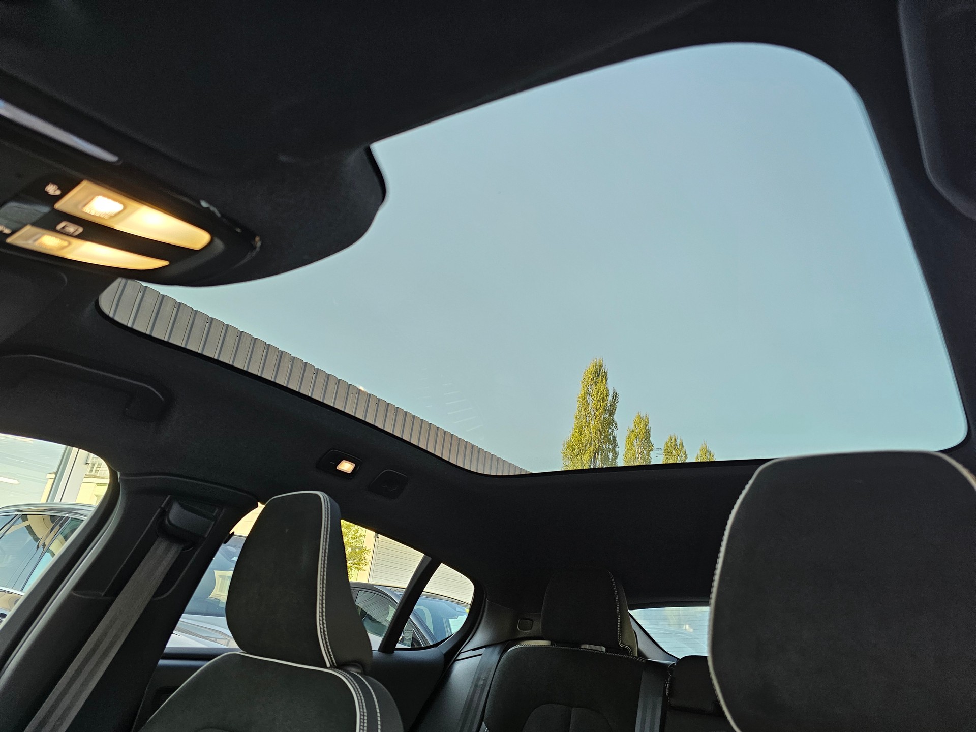 VOLVO C40 Recharge Twin-image-15