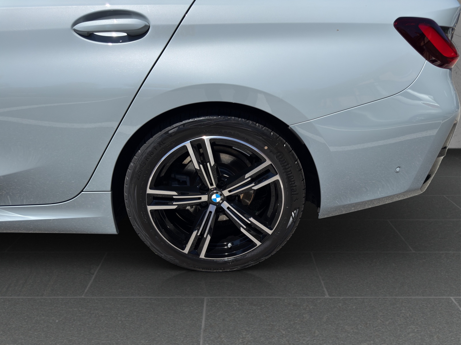 BMW 320d xDrive 48V Touring Steptronic M Sport-image-11