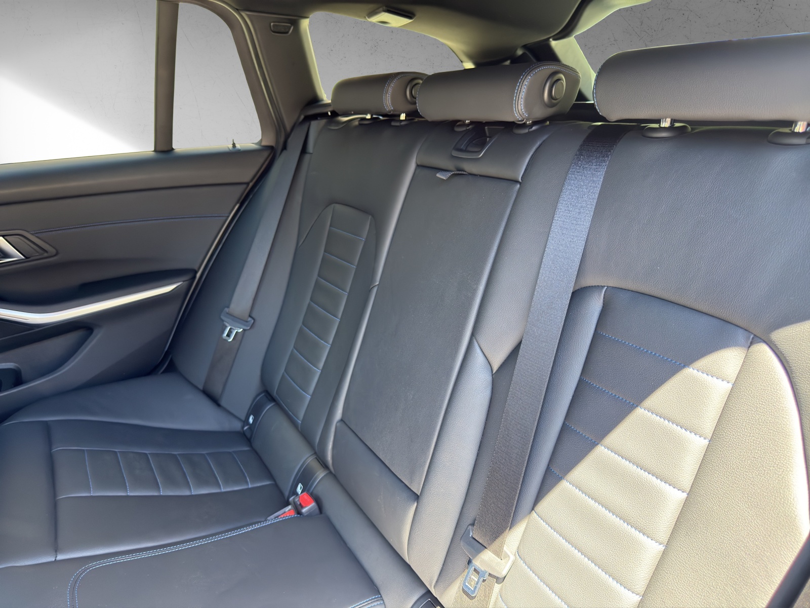 BMW 320d xDrive 48V Touring Steptronic M Sport-image-16