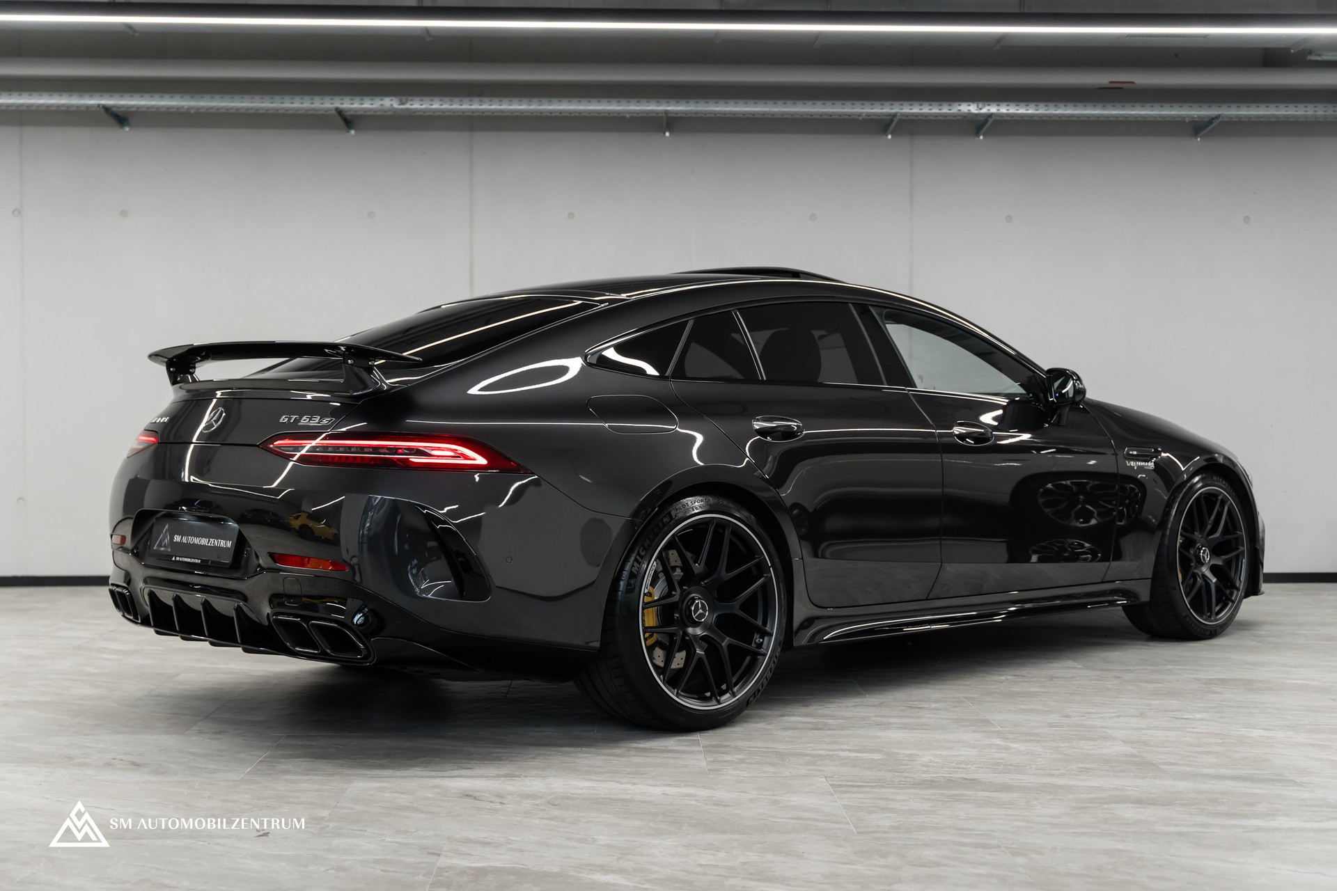 MERCEDES-BENZ AMG GT 63 S 4matic+ / Aeropaket / Carbon / Panorama / Sitzbelüftung-image-1