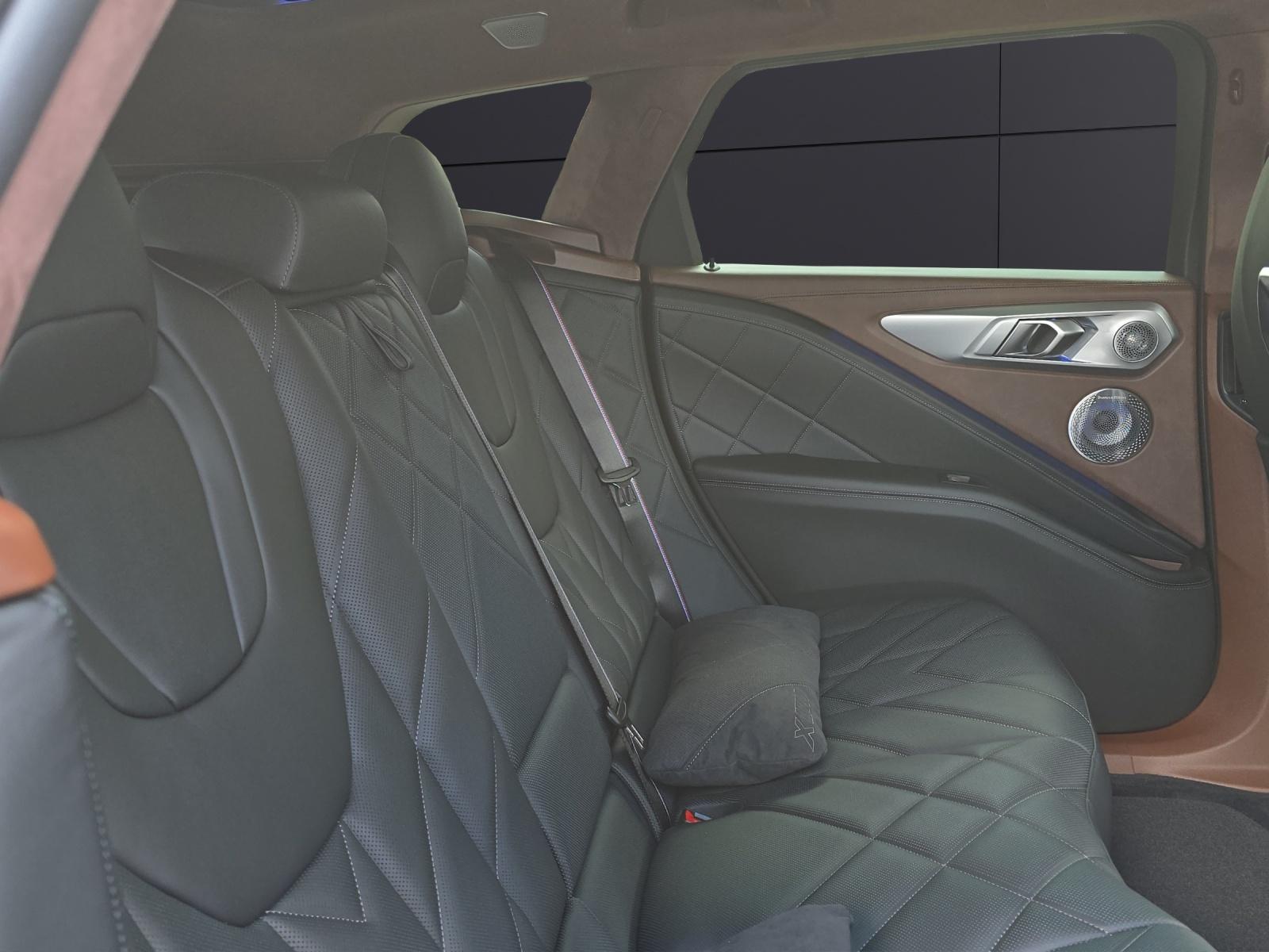 BMW XM 50e Plug-in Hybrid-image-12