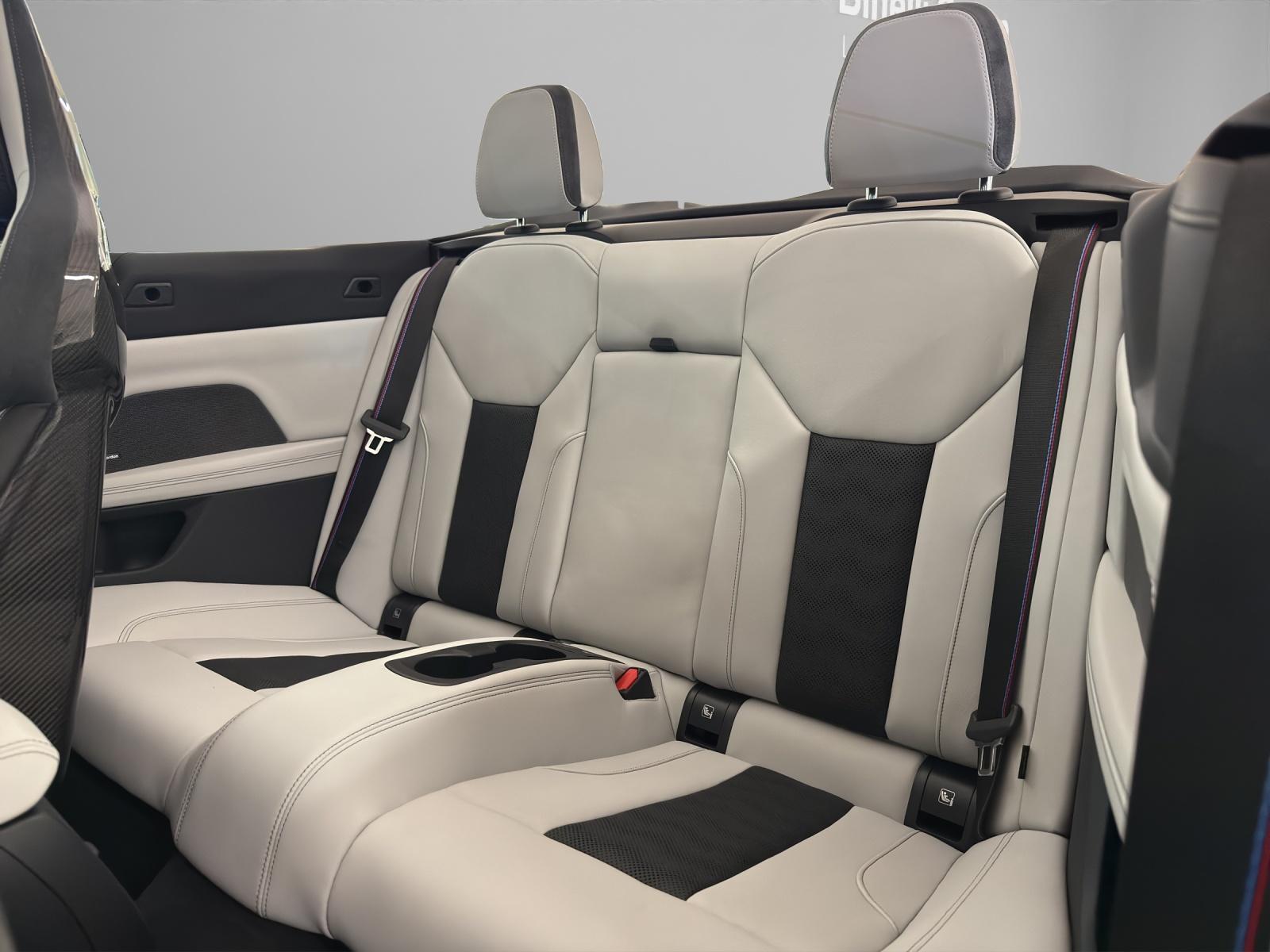 BMW M4 Competition xDrive Cabrio-image-14