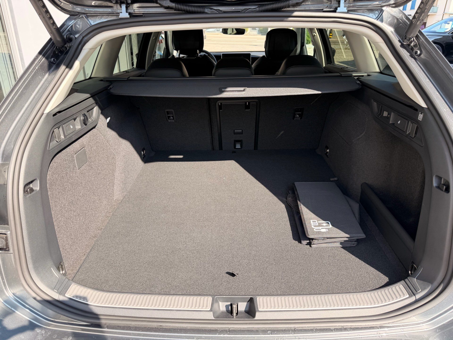 VW Passat Variant 1.5 TSI eHybrid 204 PS Elegance *** WUNDERSCHÖNES FAHRZEUG MIT TOP AUSSTATTUNG !!! ***-image-29
