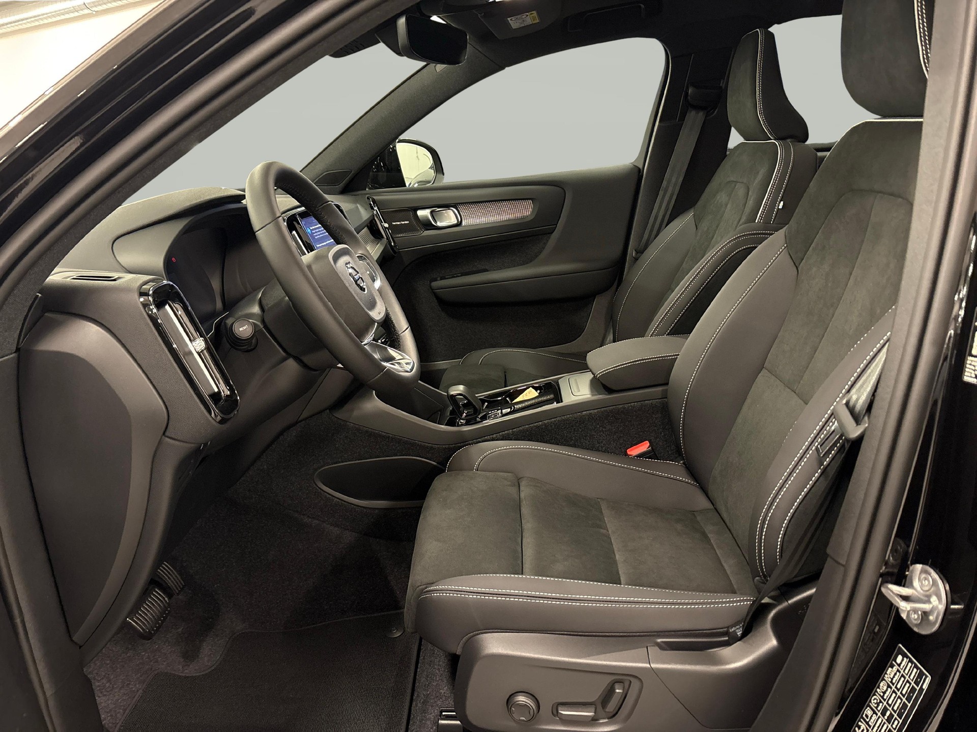 VOLVO EX40 Twin Black Edition AWD-image-12