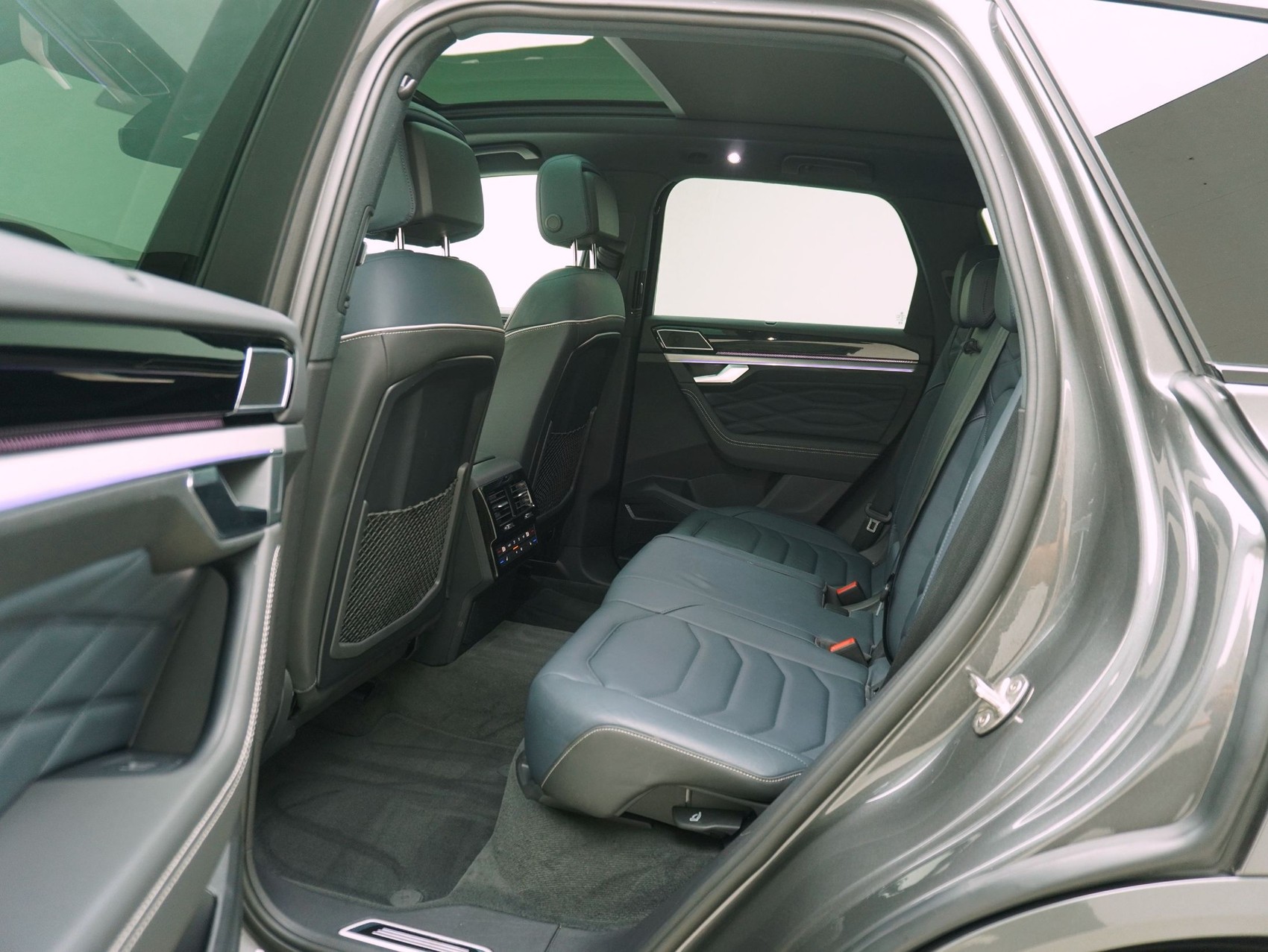 VW Touareg 3.0 V6 TDI 286 R-Line-image-11