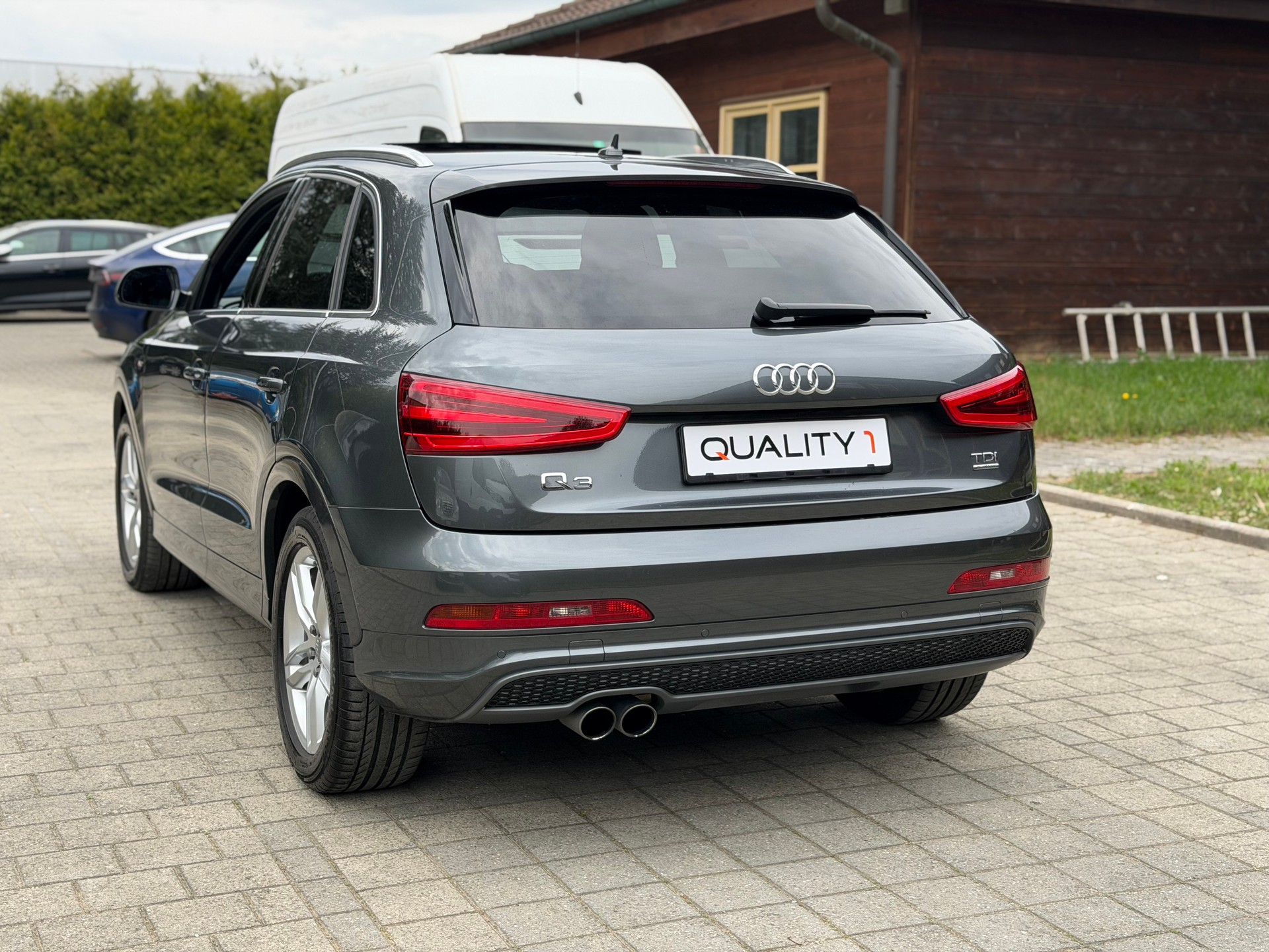 AUDI Q3 2.0 TDI quattro S-tronic-image-4