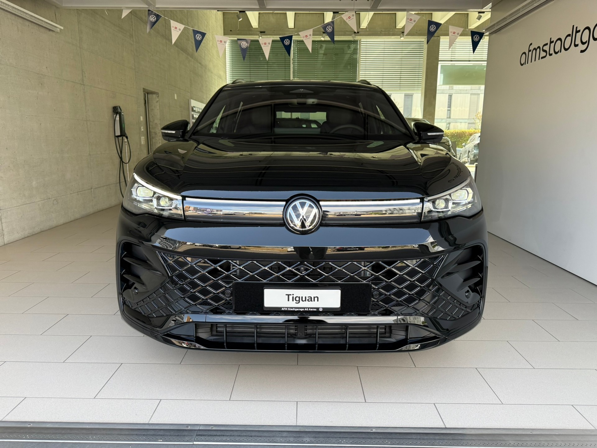 VW Tiguan 2.0 TSI DSG R-Line United 4Motion-showroom-element-1