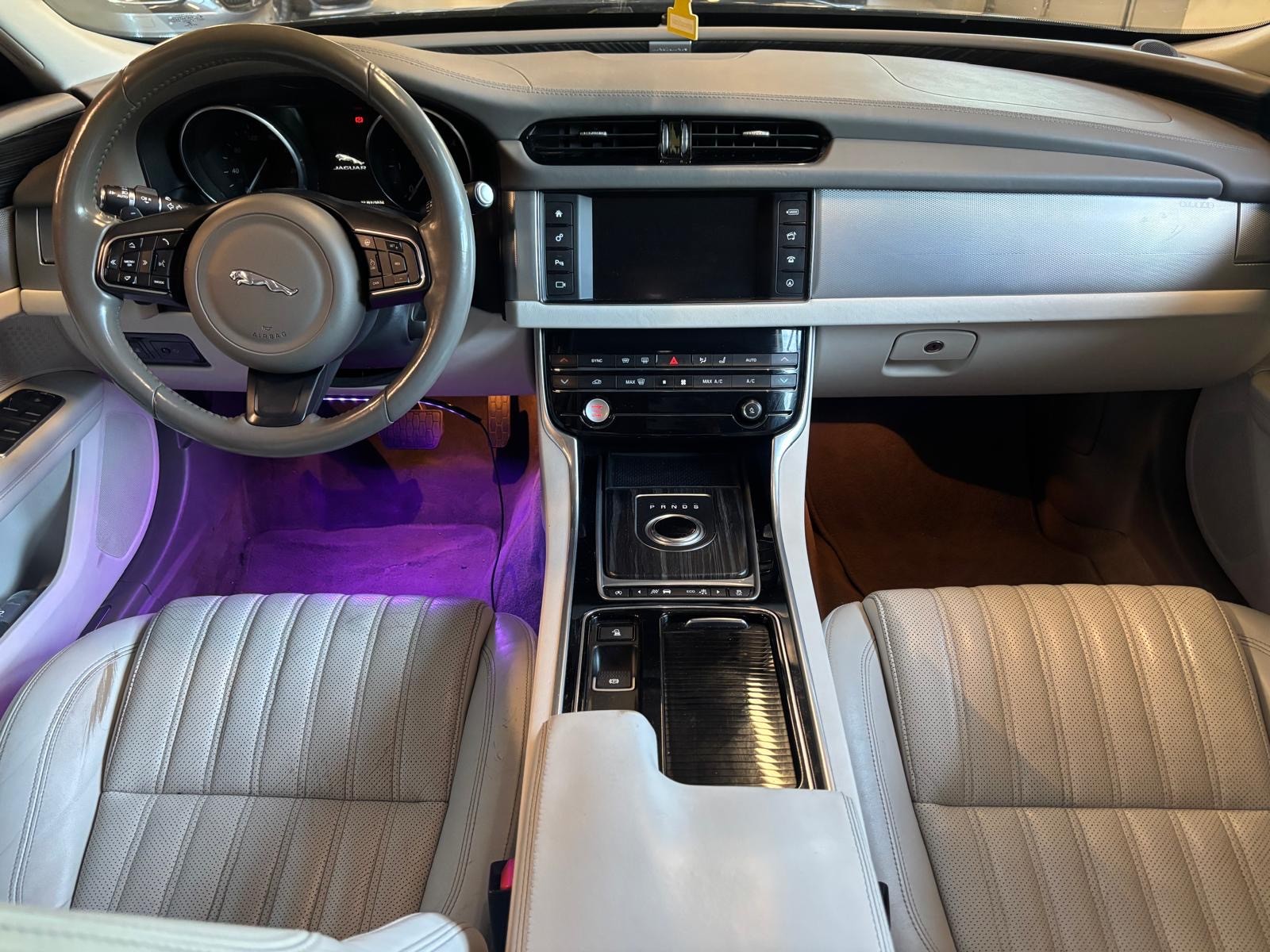 JAGUAR XF 20d Portfolio AWD Automatic-image-10