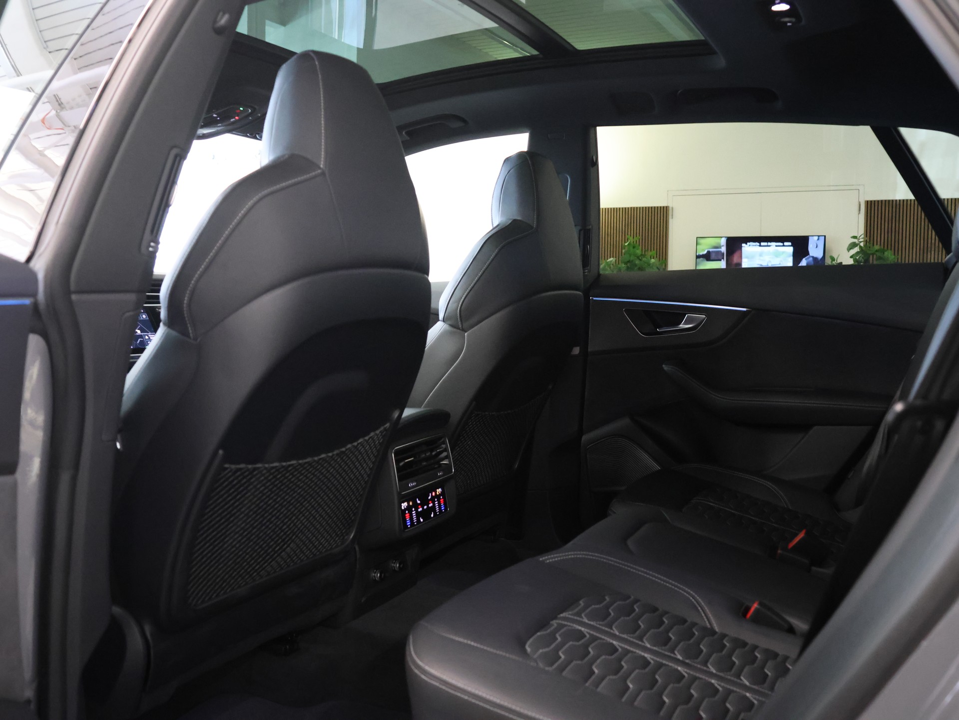 AUDI RSQ8 quattro tiptronic *Sitzheizung* *360 Kamera* *Panoramadach*-image-39