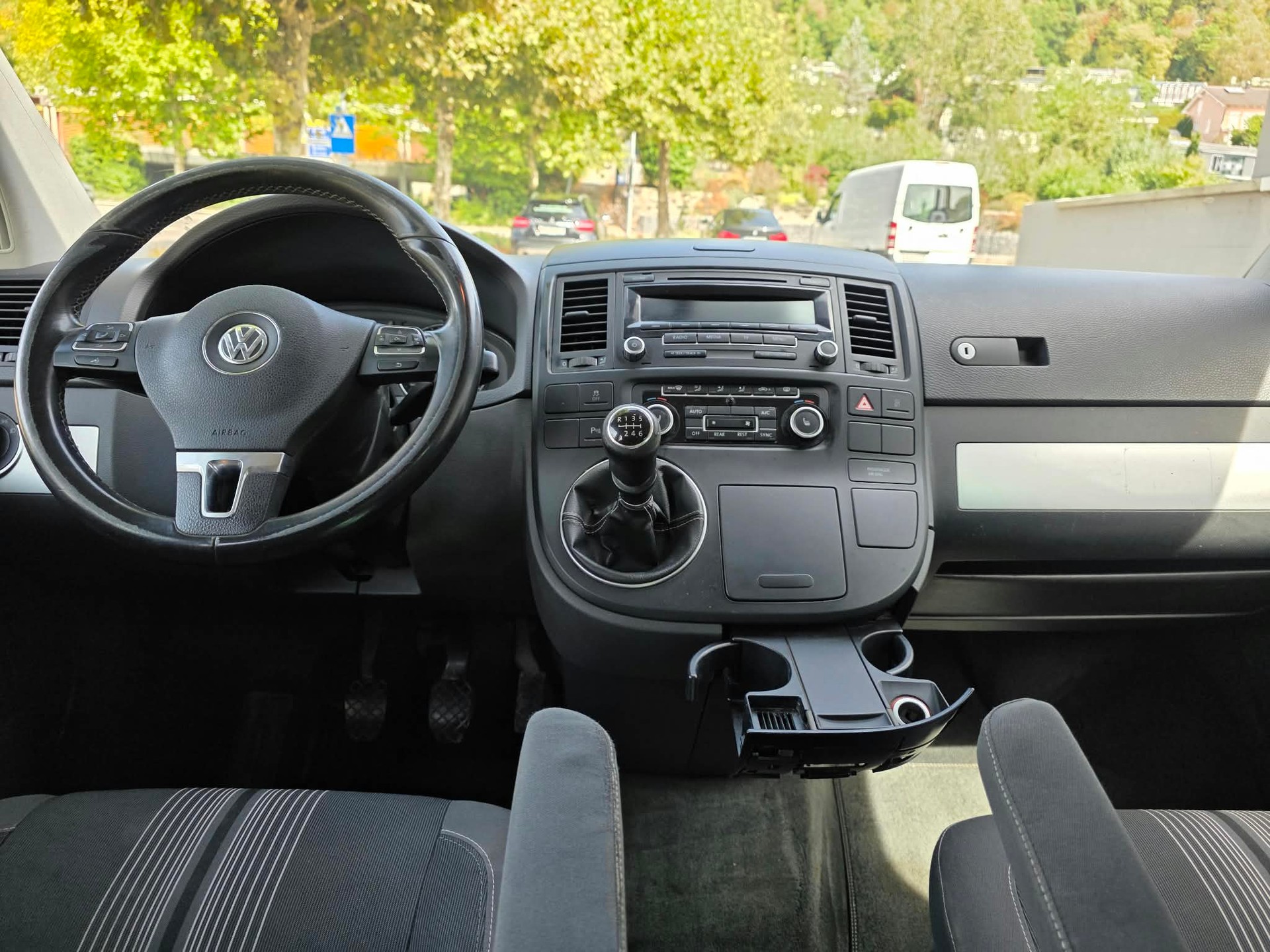 VW T5 Multivan 2.0 TDI CR Family Match 4Motion-image-6