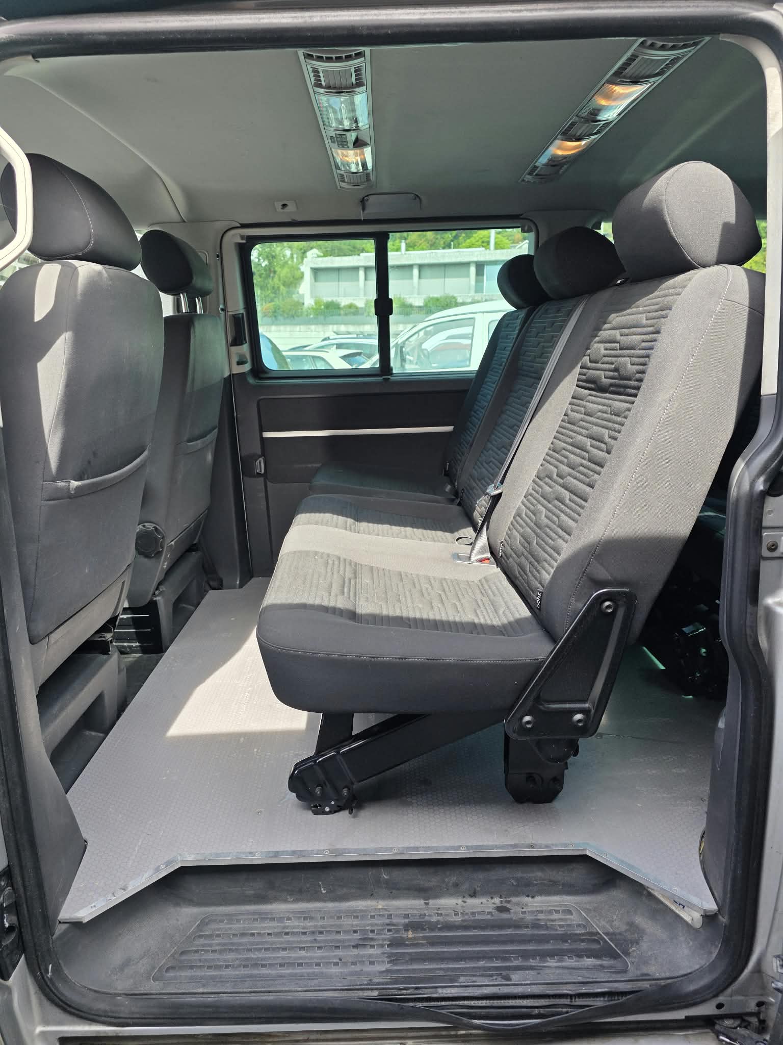 VW T5 Multivan 2.0 TDI CR Family Match 4Motion-image-9
