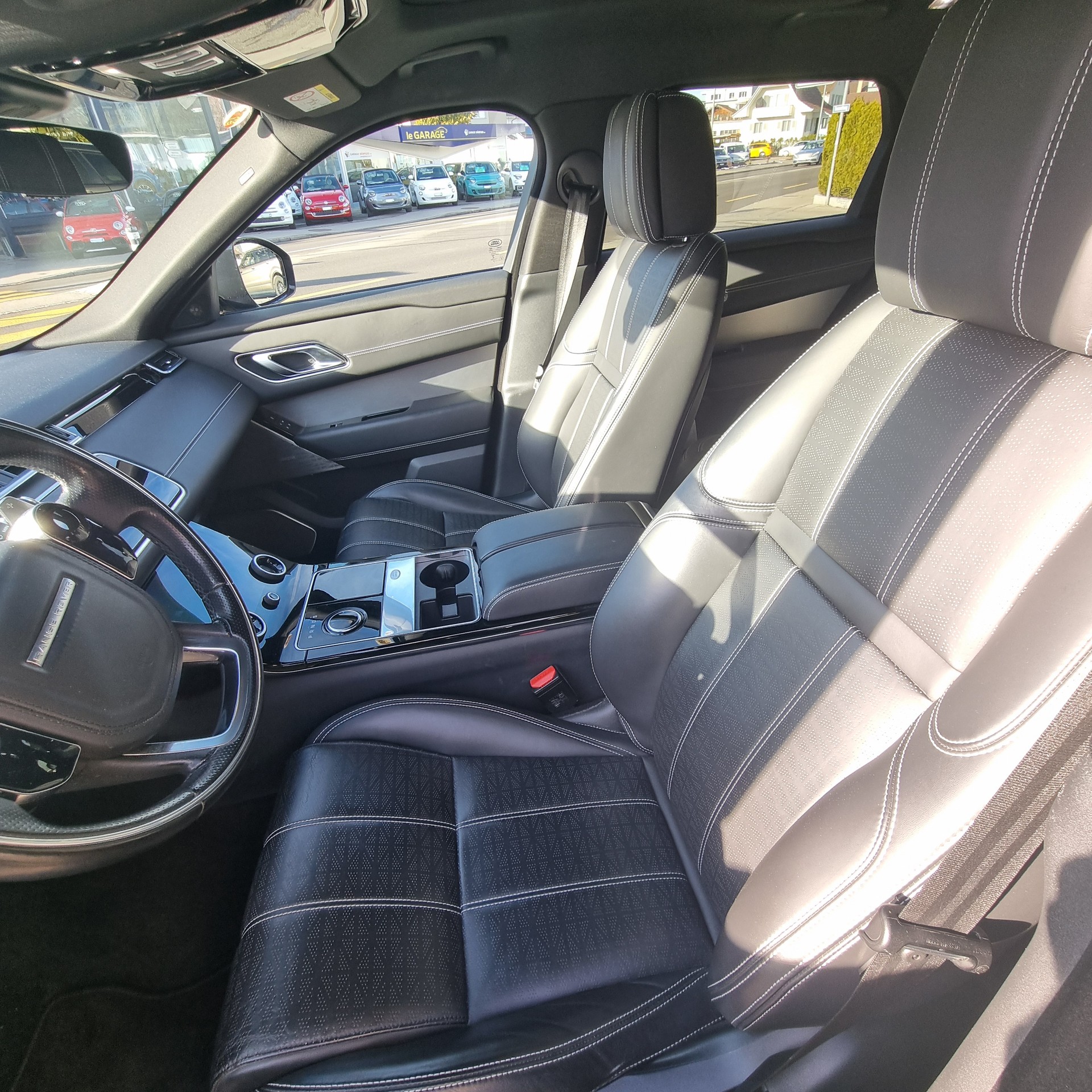 LAND ROVER 3.0 D 300 R-Dynamic HSE-image-3