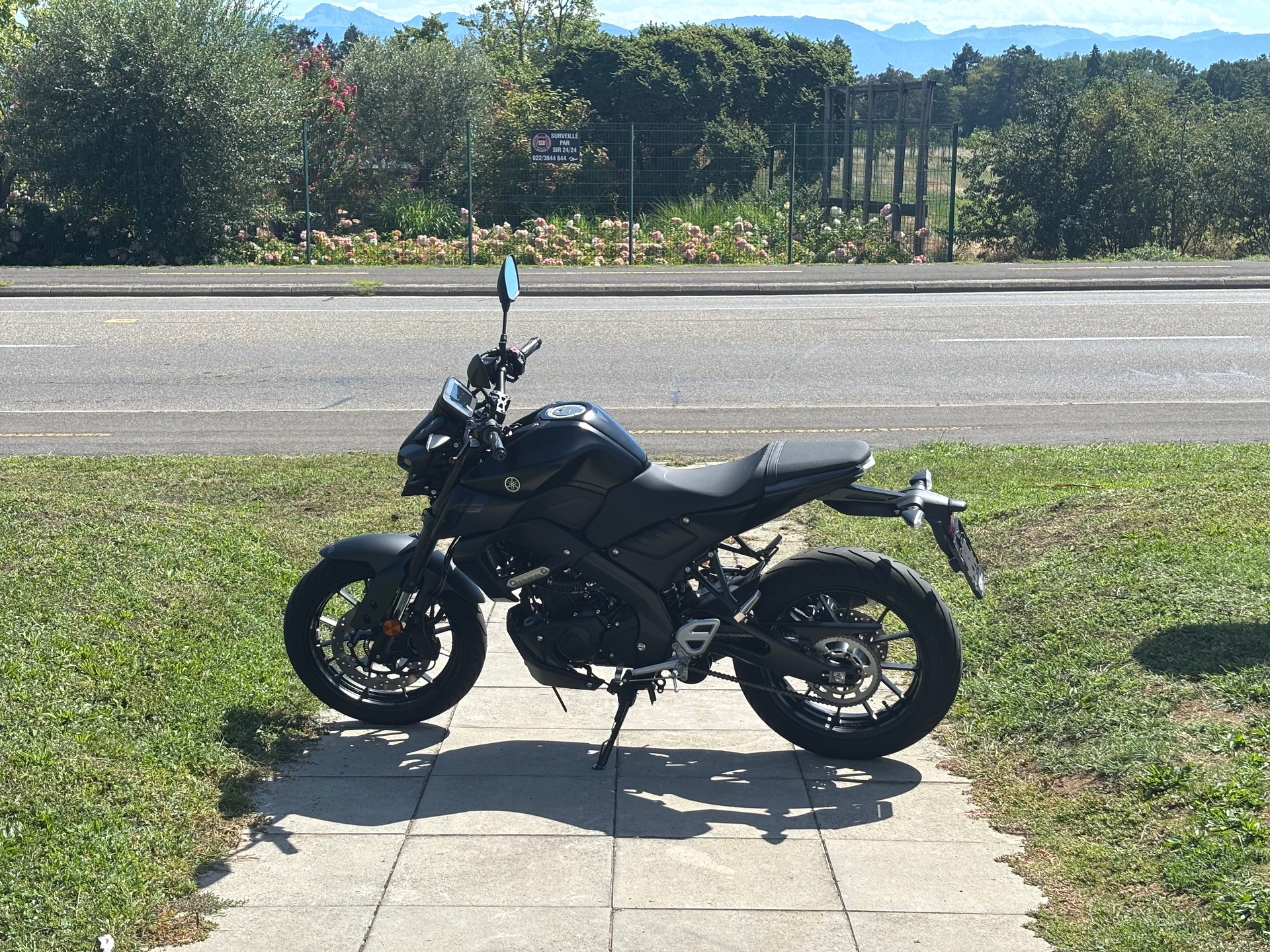 YAMAHA MT-125 ABS-showroom-element-3