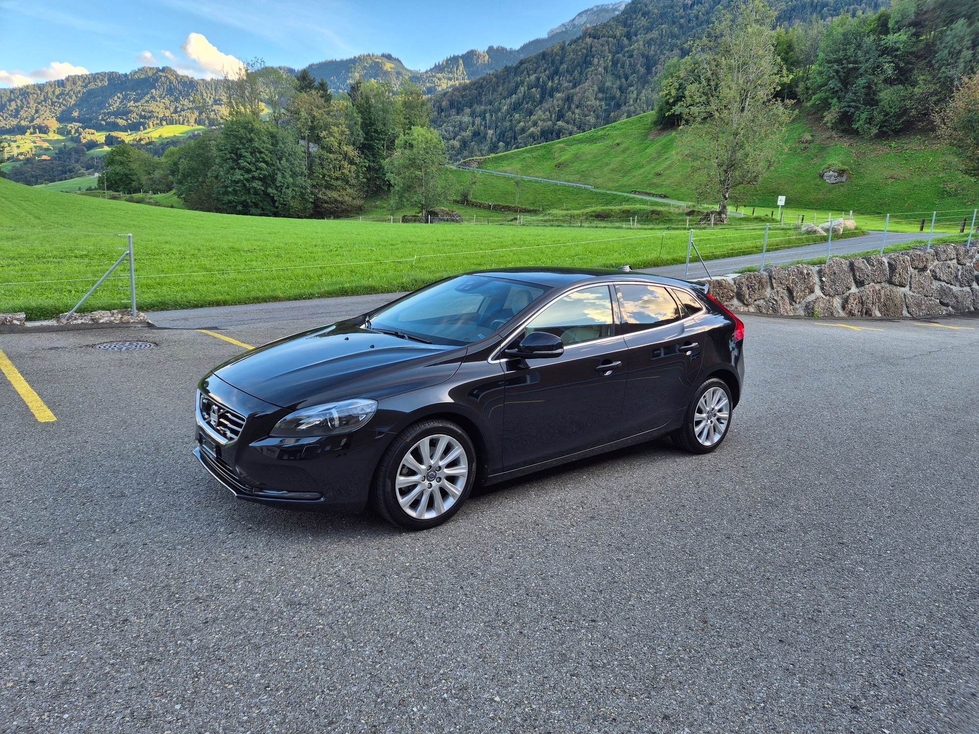 VOLVO V40 T4 Summum Powershift-image-1
