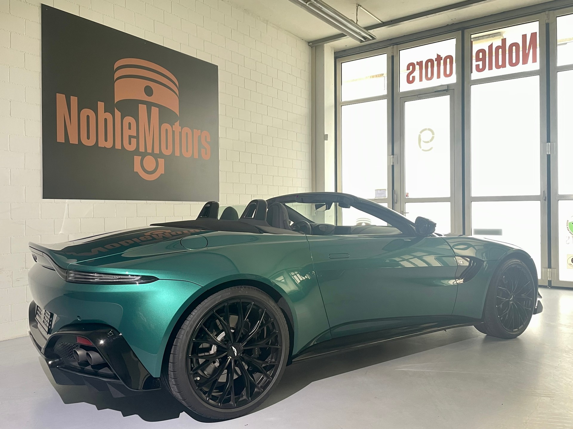 ASTON MARTIN V8 Vantage 4.0 F1 - 535 PS Roadster 1 of 249-image-8