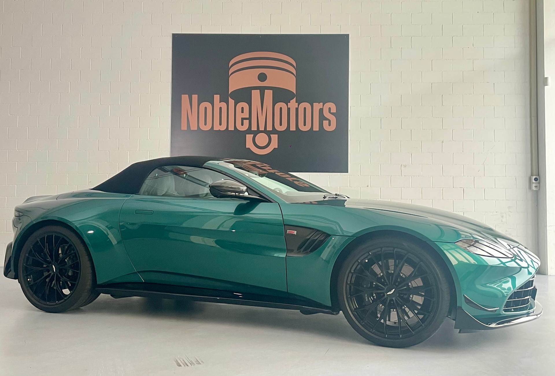 ASTON MARTIN V8 Vantage 4.0 F1 - 535 PS Roadster 1 of 249-image-3