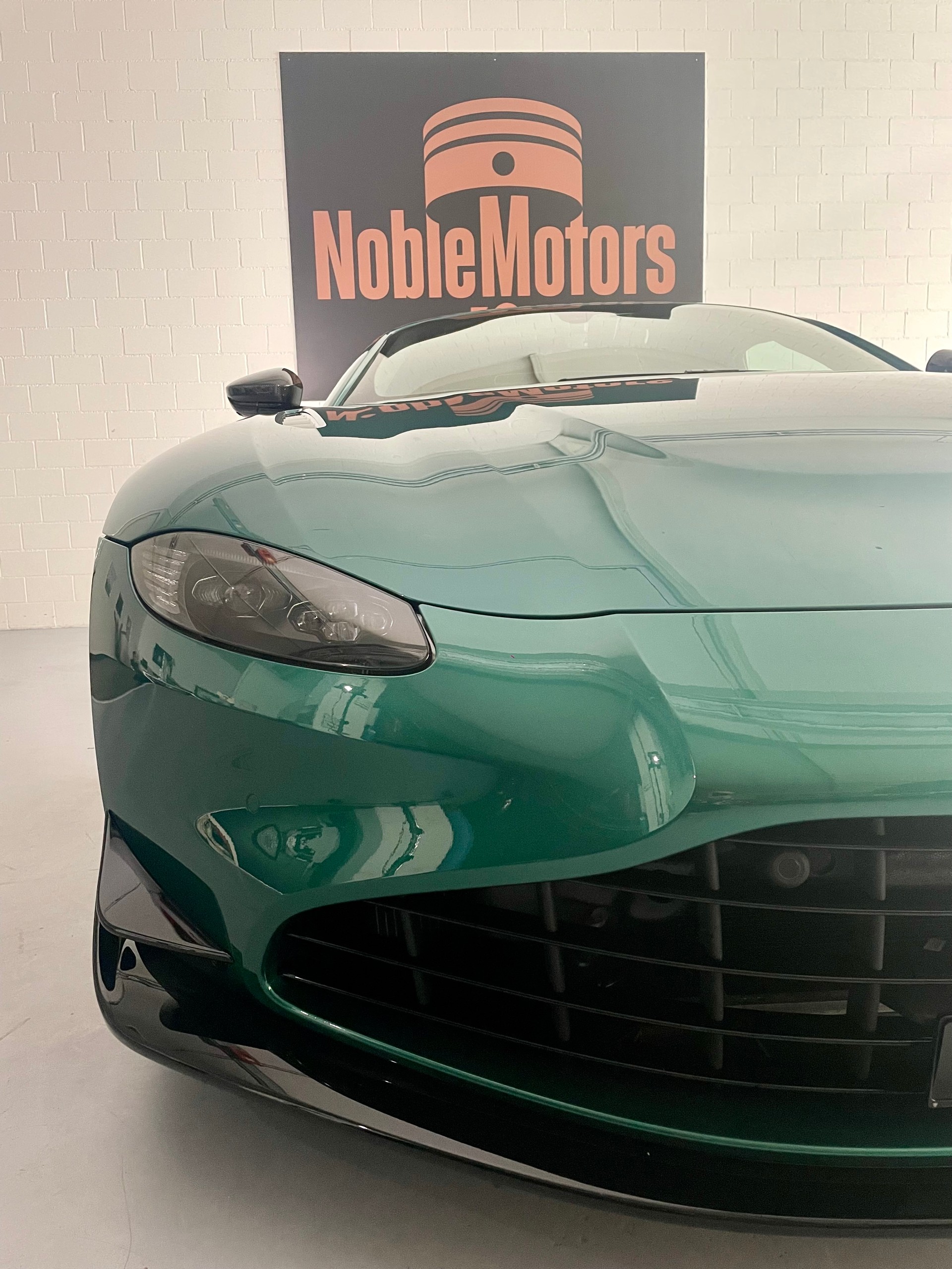 ASTON MARTIN V8 Vantage 4.0 F1 - 535 PS Roadster 1 of 249-image-10