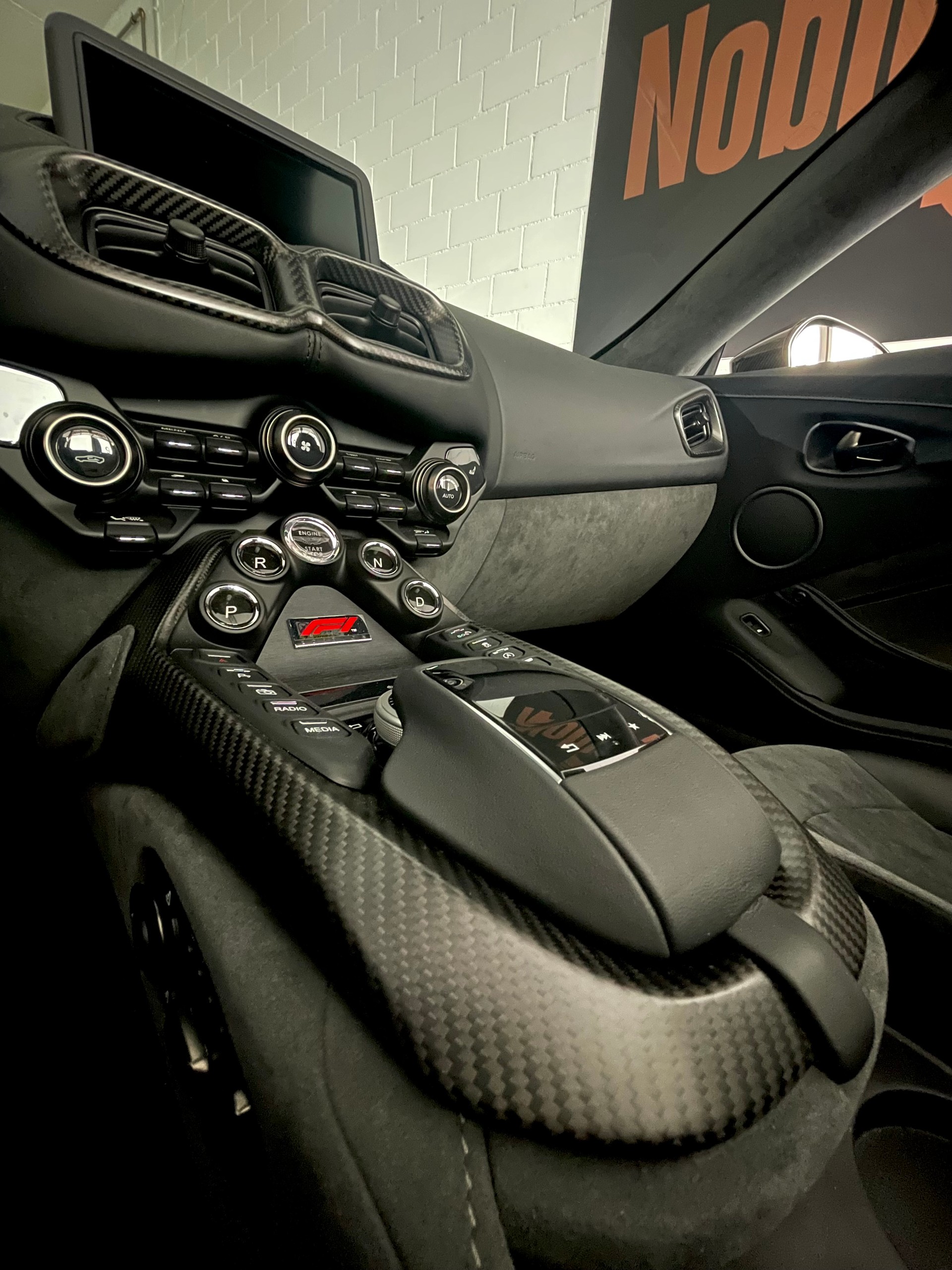 ASTON MARTIN V8 Vantage 4.0 F1 - 535 PS Roadster 1 of 249-image-26