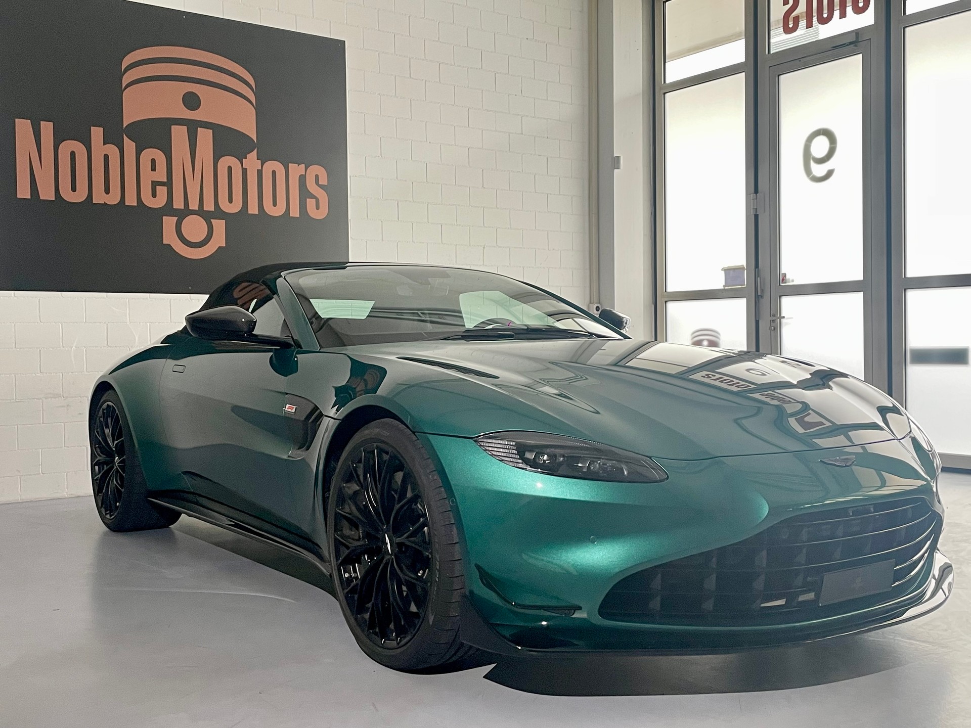ASTON MARTIN V8 Vantage 4.0 F1 - 535 PS Roadster 1 of 249-image-4